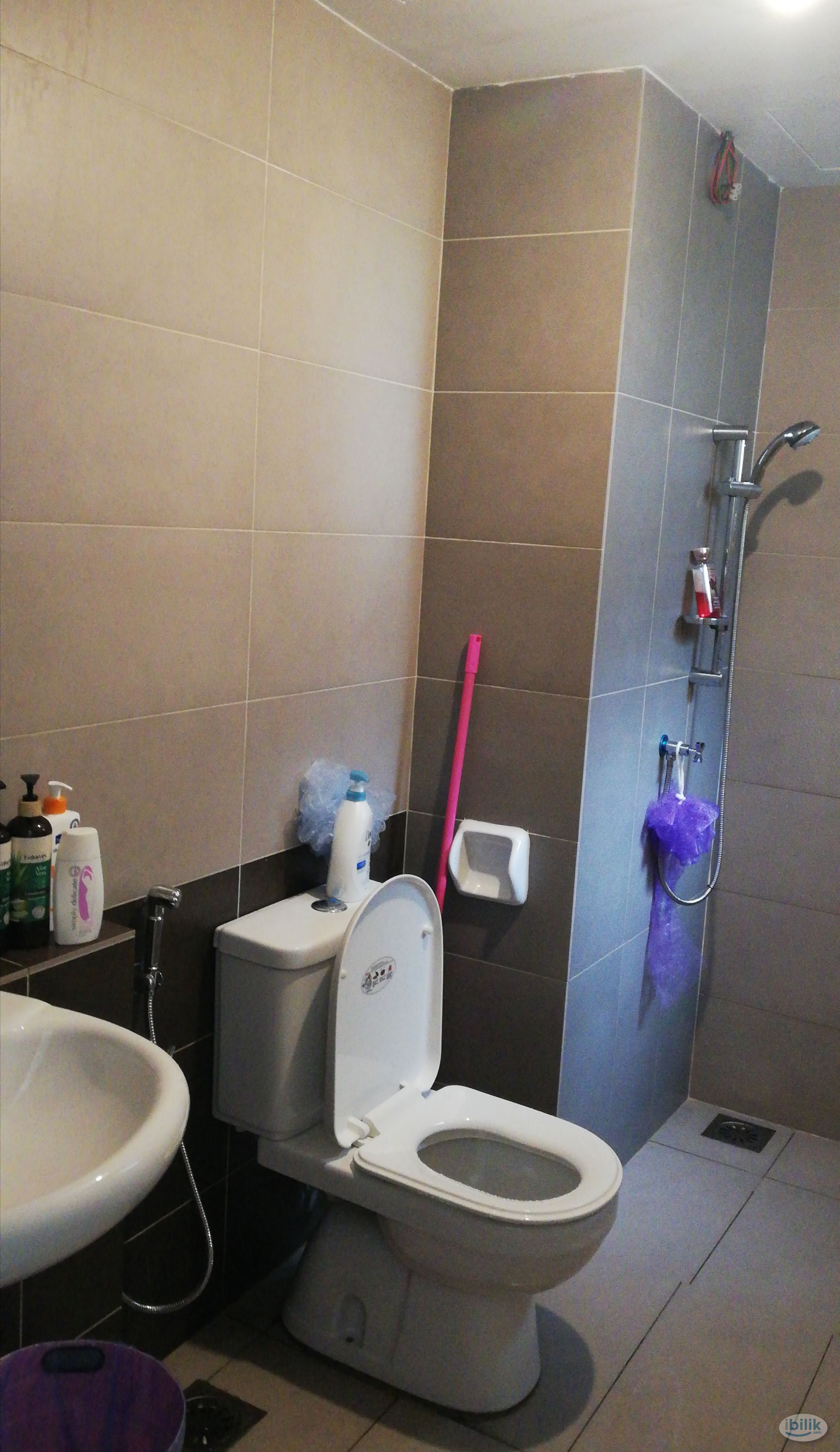 Middle Room at Suria Residence, Bukit Jelutong - Image 4