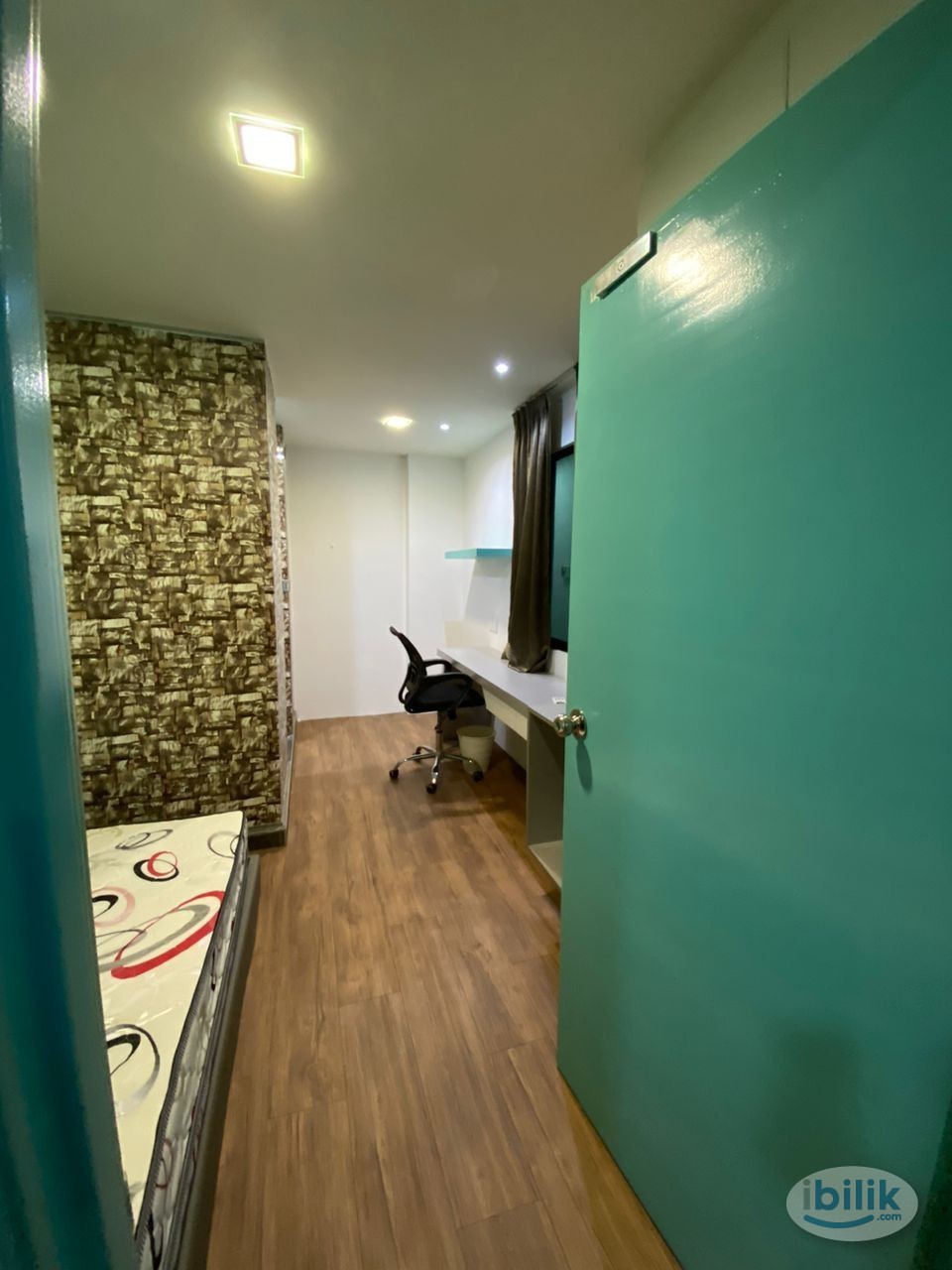 Room with toilet - Image 1