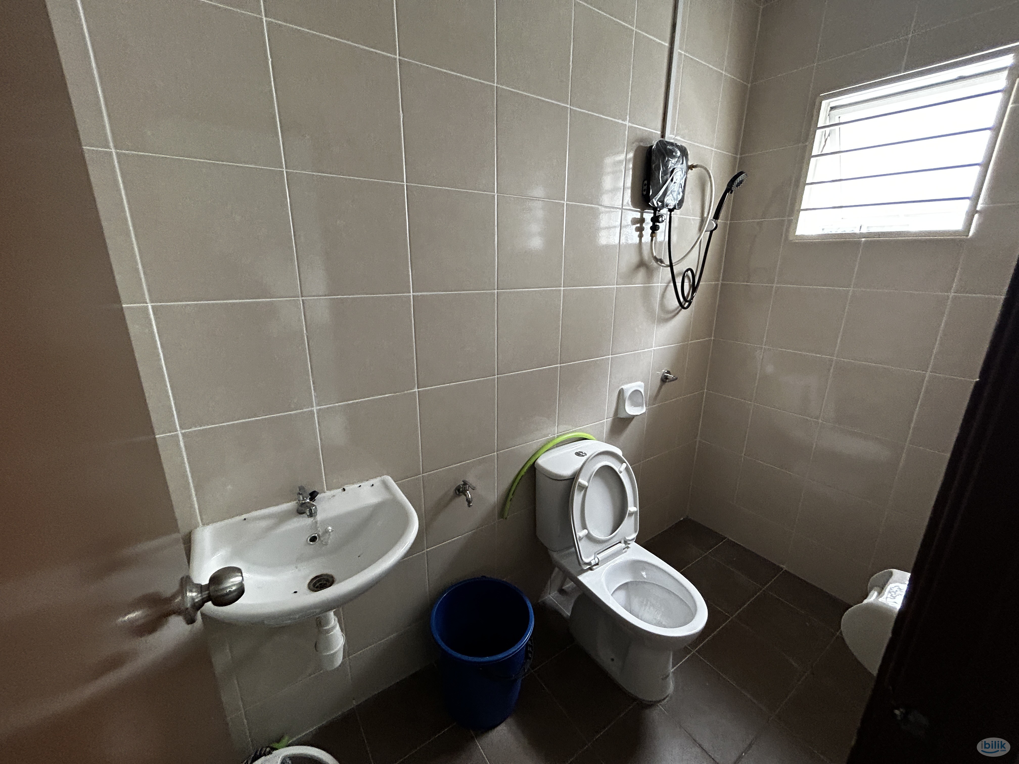 Middle Room at Seksyen 23 Shah Alam Near Aeon Big Access to LKSA - Image 5