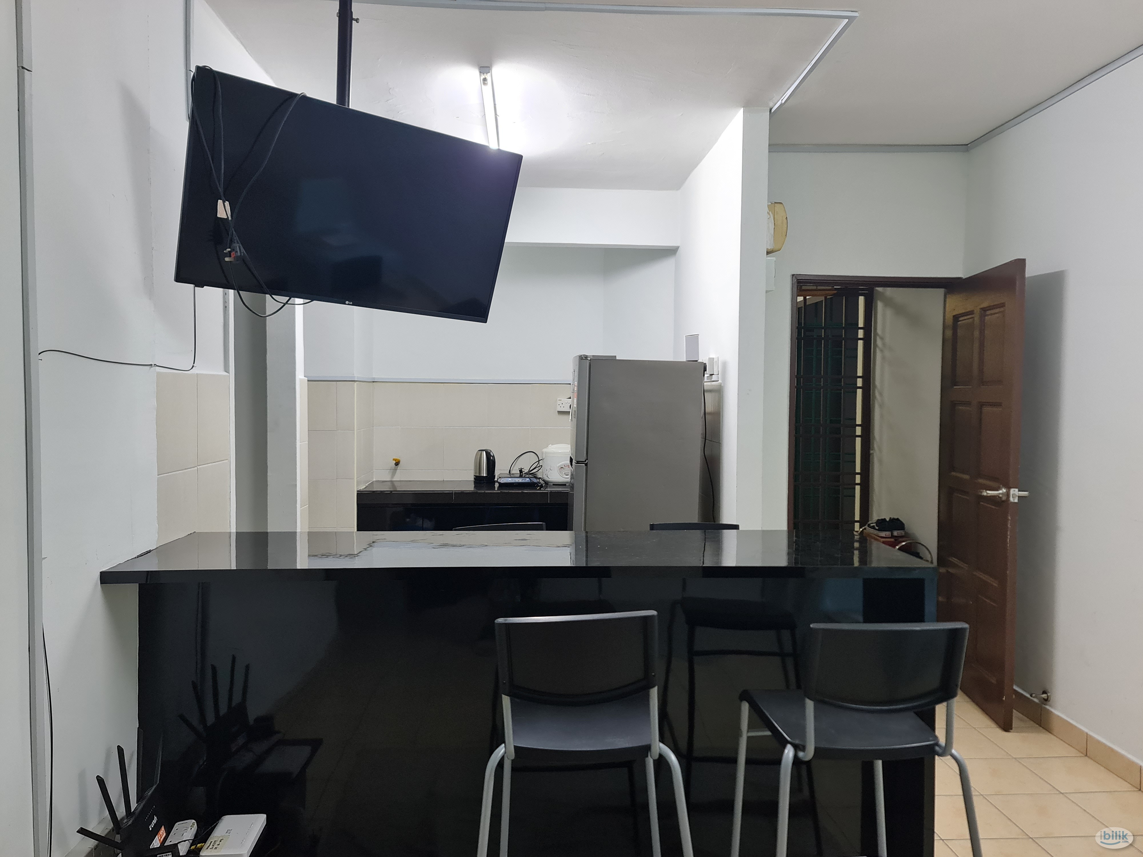 Female Master Room - UCSI Uni, Connaught, Cheras - Image 2