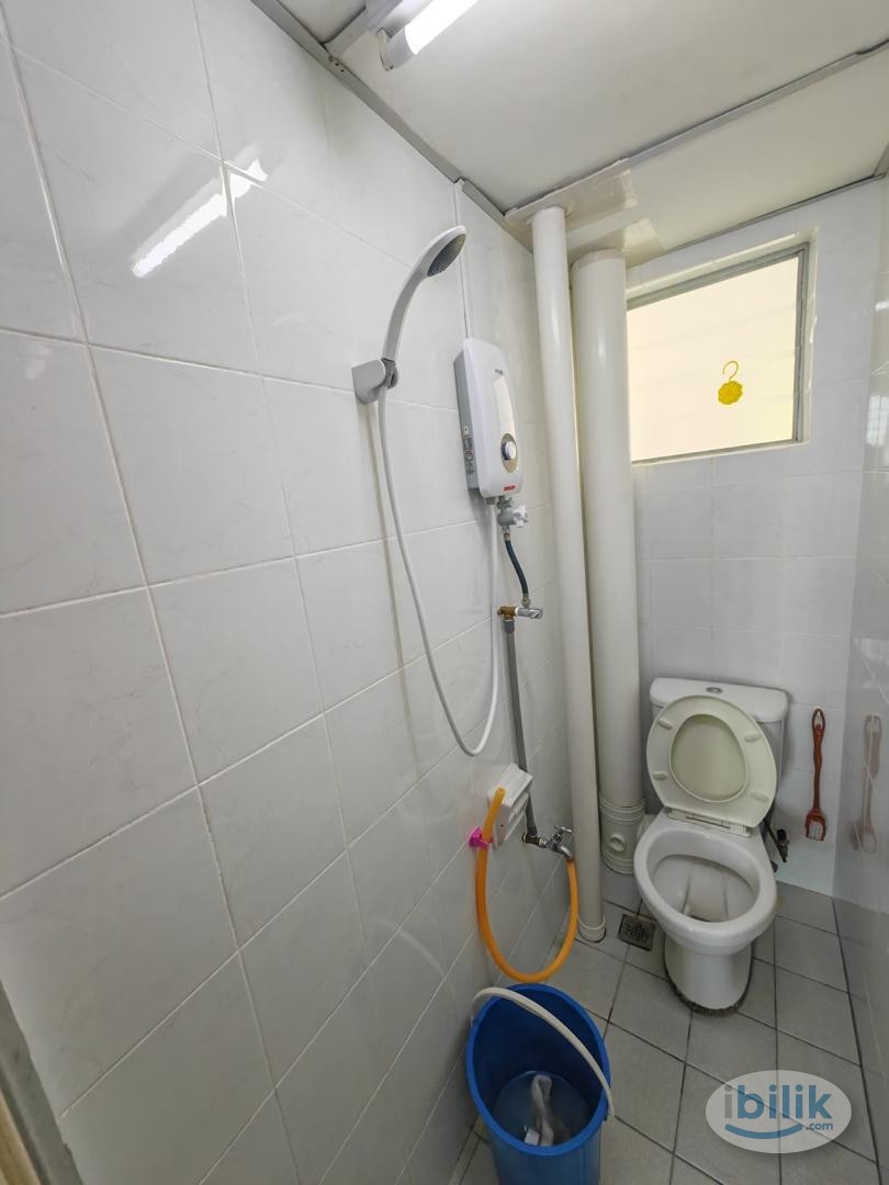 Jelutong Georgetown single room with window - Image 2