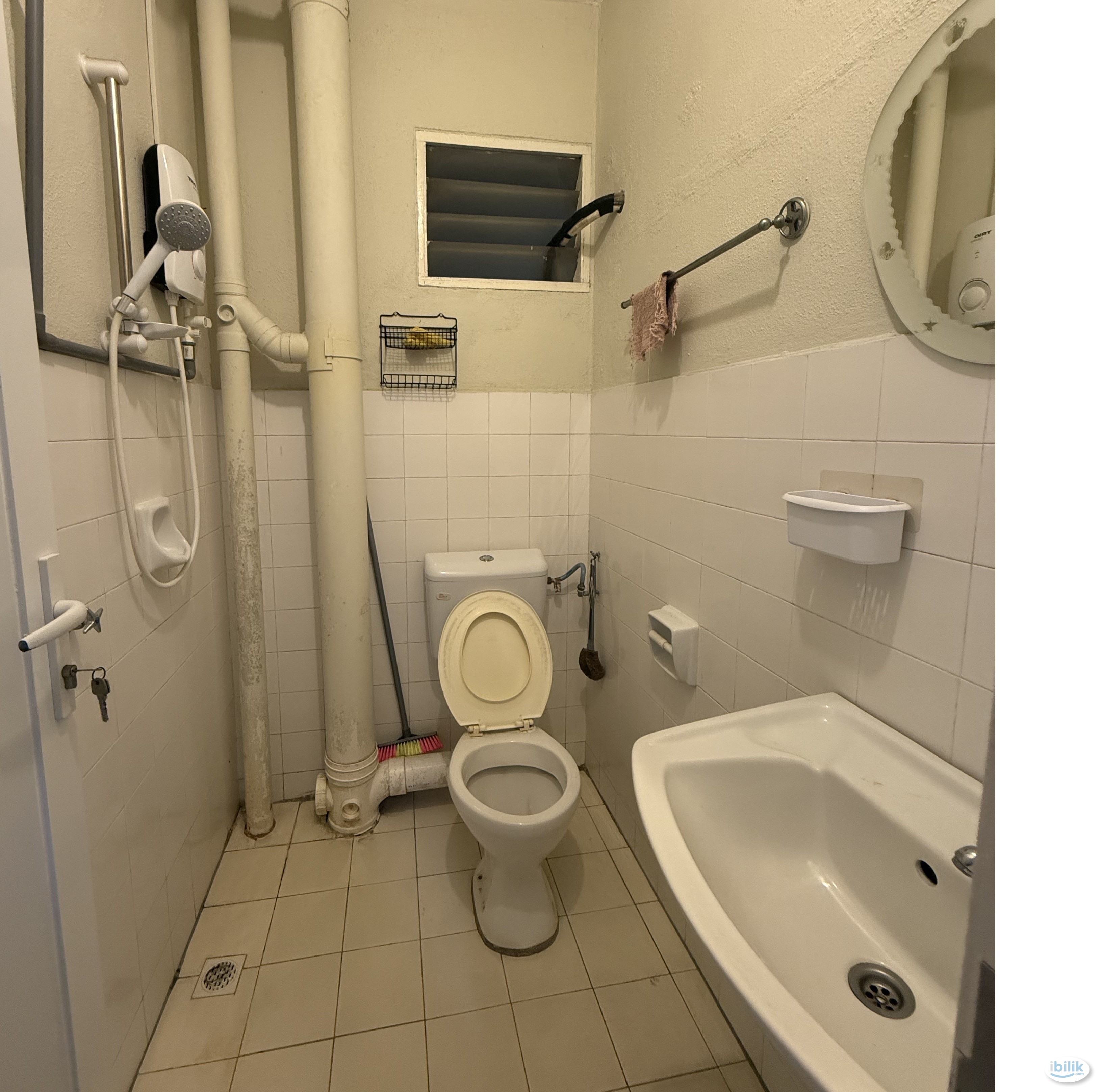 Middle Room at Widuri Apartment, Butterworth - Image 5