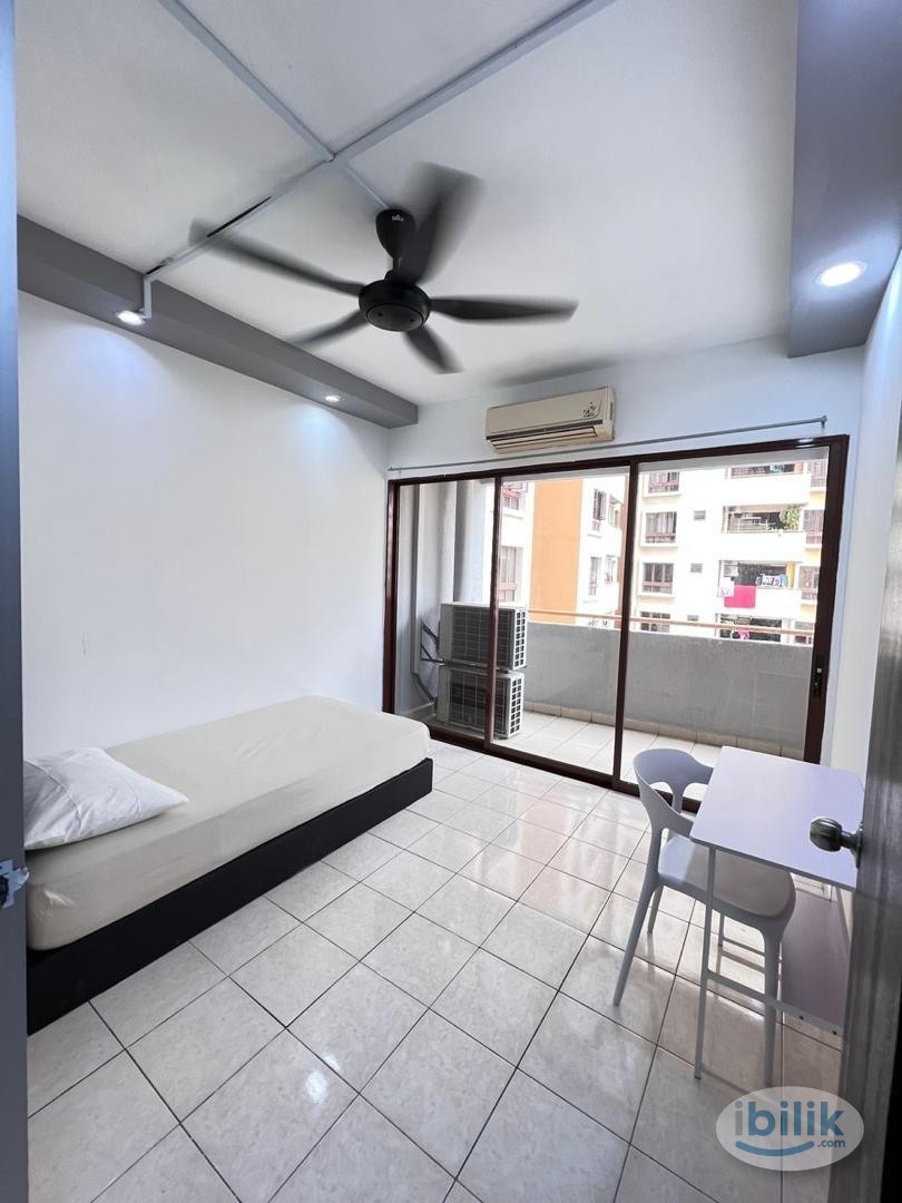 BALCONY Room at Palm Spring, Kota Damansara - Image 1
