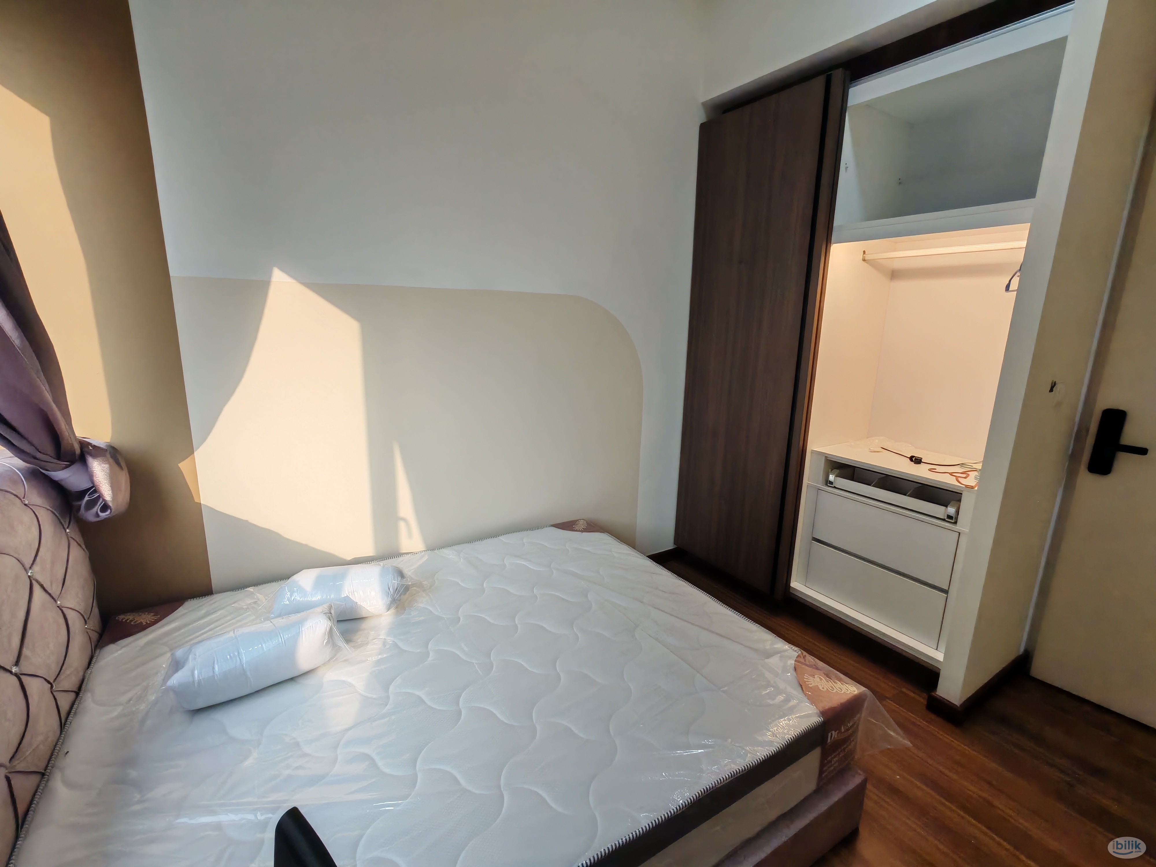 🏠Queen Bedroom Room  at Petalz Residence🏠-Free WiFi 🌐🚄Walking to KTM🚄Free Electric Comon area,Free Water,Cleaning Free - Image 2