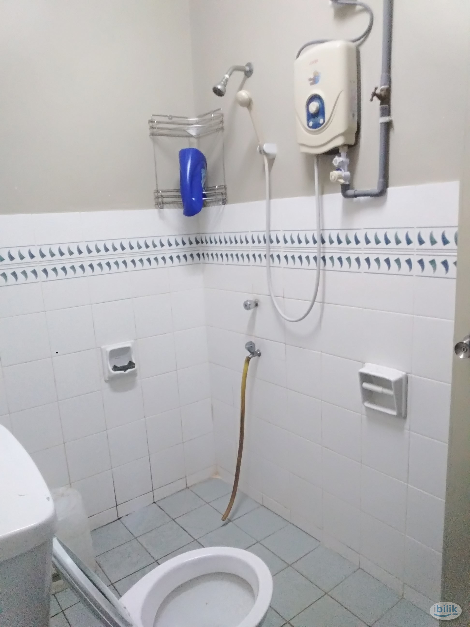 Middle Room at BK5, Bandar Kinrara - Image 5