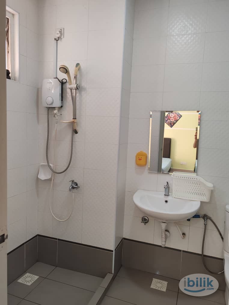 Master Room at Season Luxury Apartment @ Larkin - Image 2