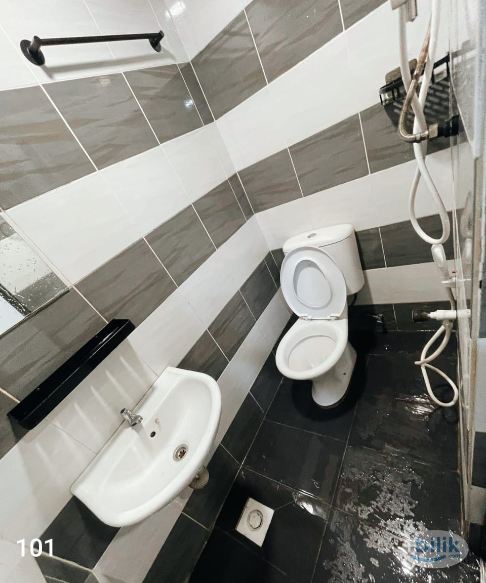 Private bathroom Single Room at Petaling Street, Pudu - Image 1