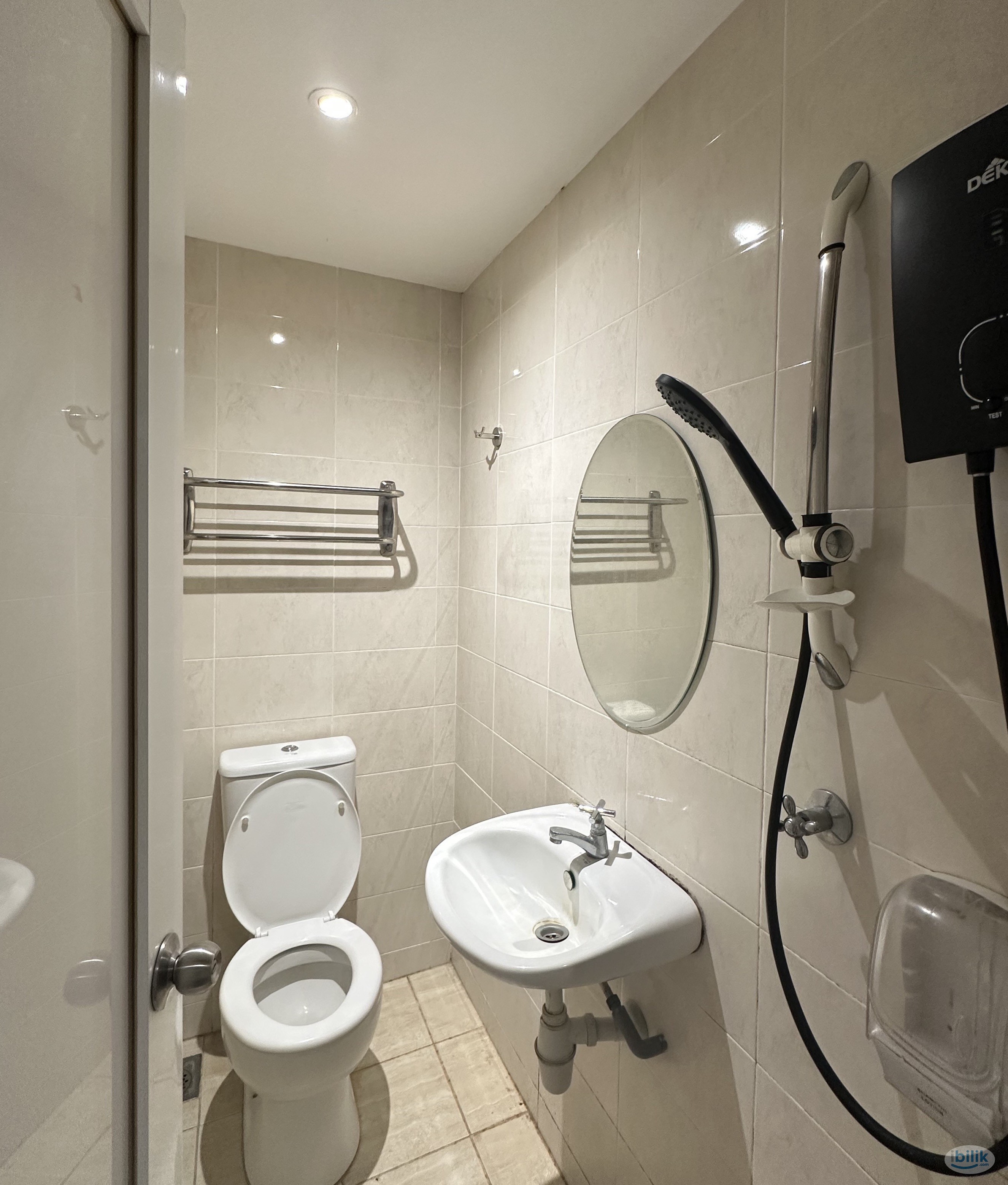 👸QUEEN ROOM WITH PRIVATE BATHROOM @ KOTA DAMANSARA 🤩‼️MOVE IN IMMEDIATELY WITH ZERO DEPOSIT ‼️😱 - Image 2
