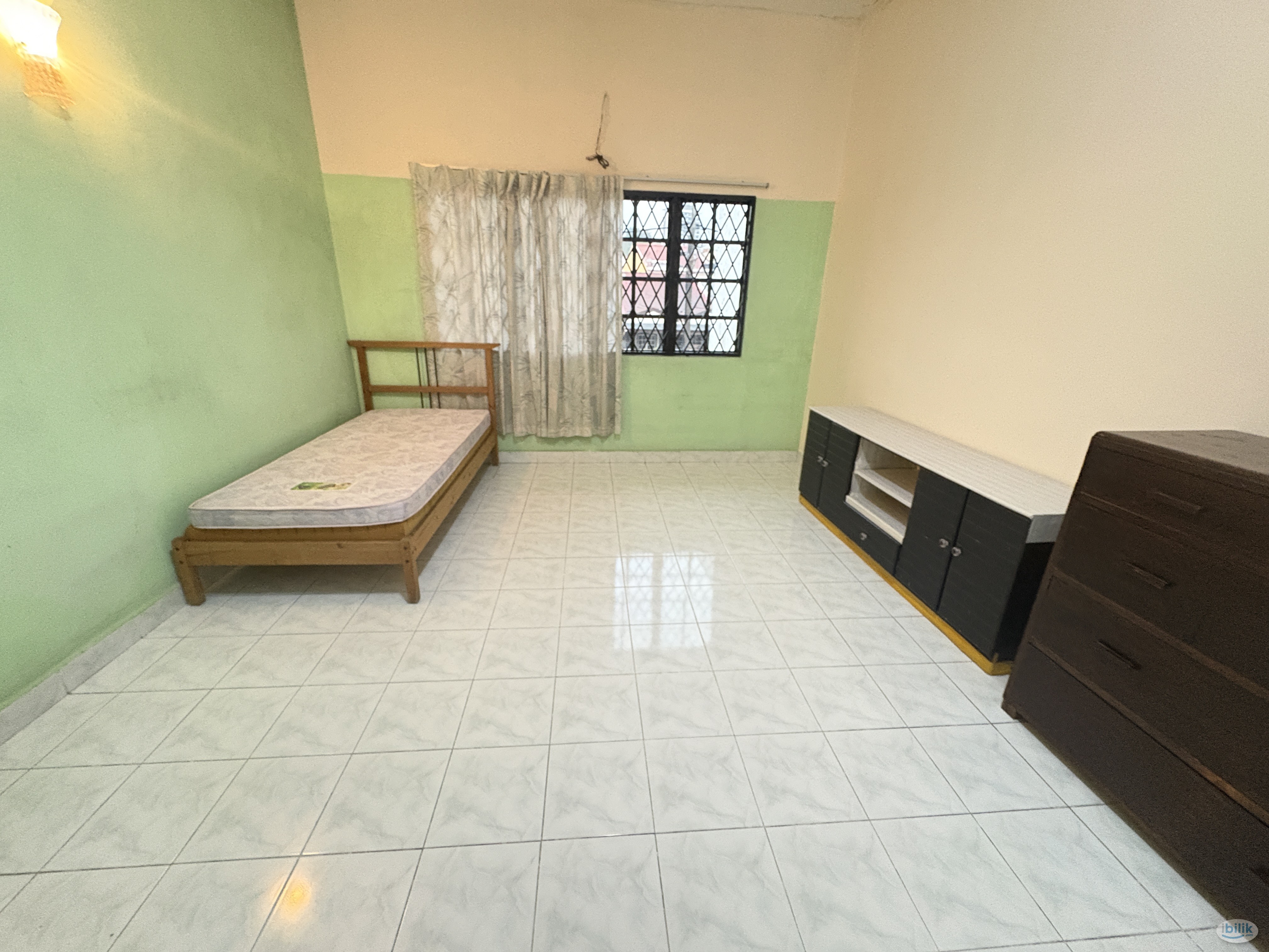 Middle Room at Bangsar Park, Bangsar - Image 1