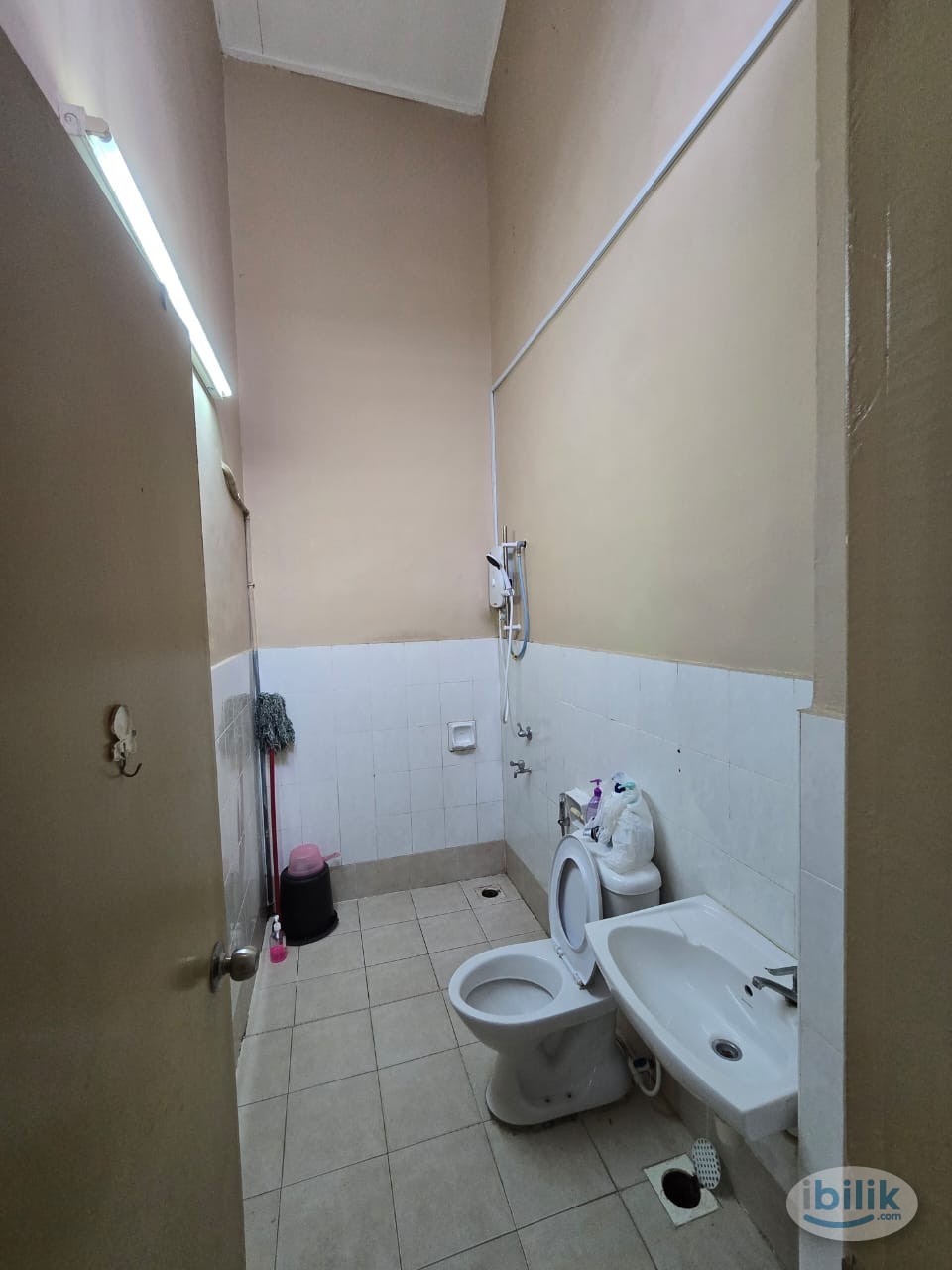 Middle Room at Nusavilla, Skudai - Image 4