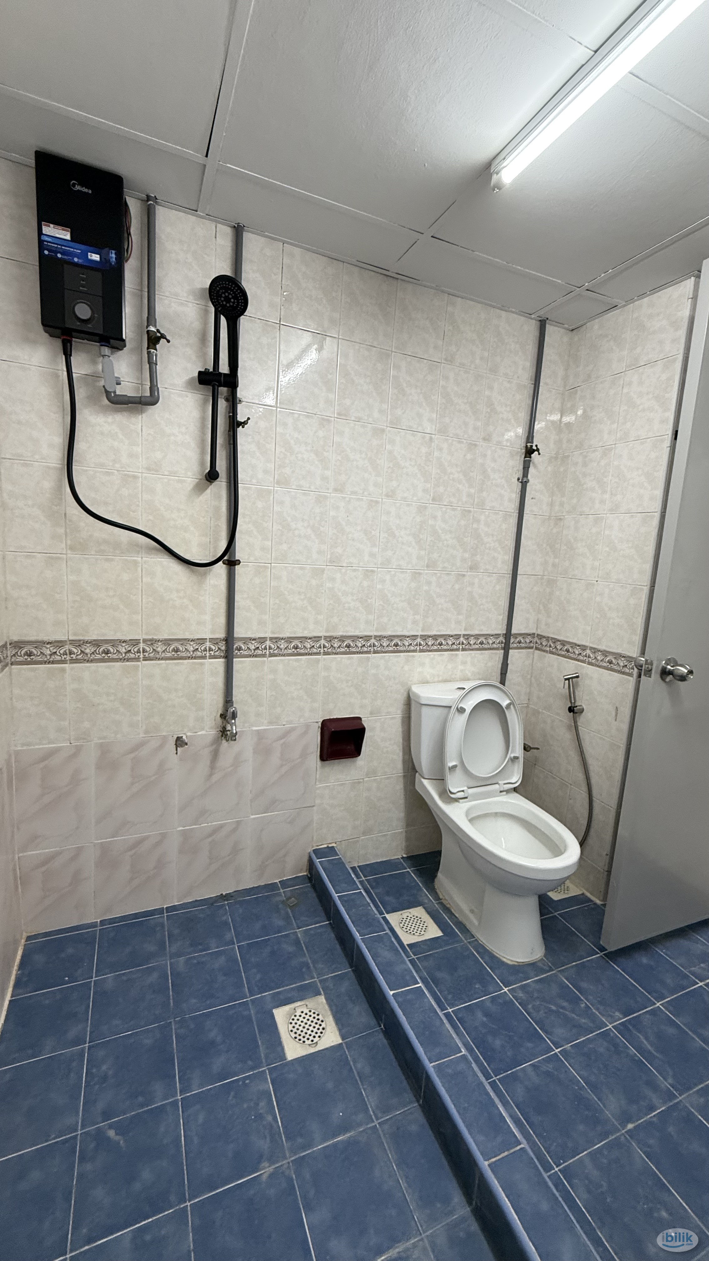 Lagoon View Chinese Male Single Room - Image 4