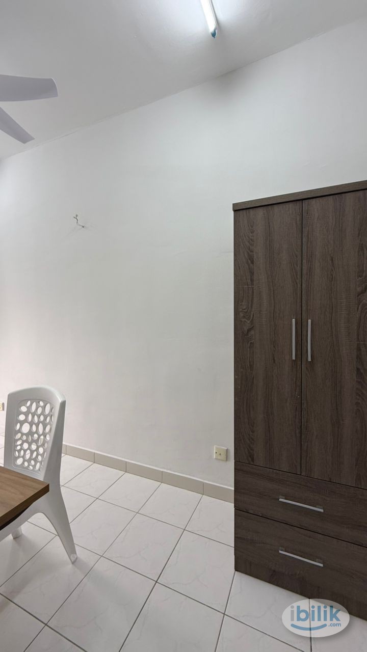 Middle Room at Lagoon View, Bandar Sunway - Image 1