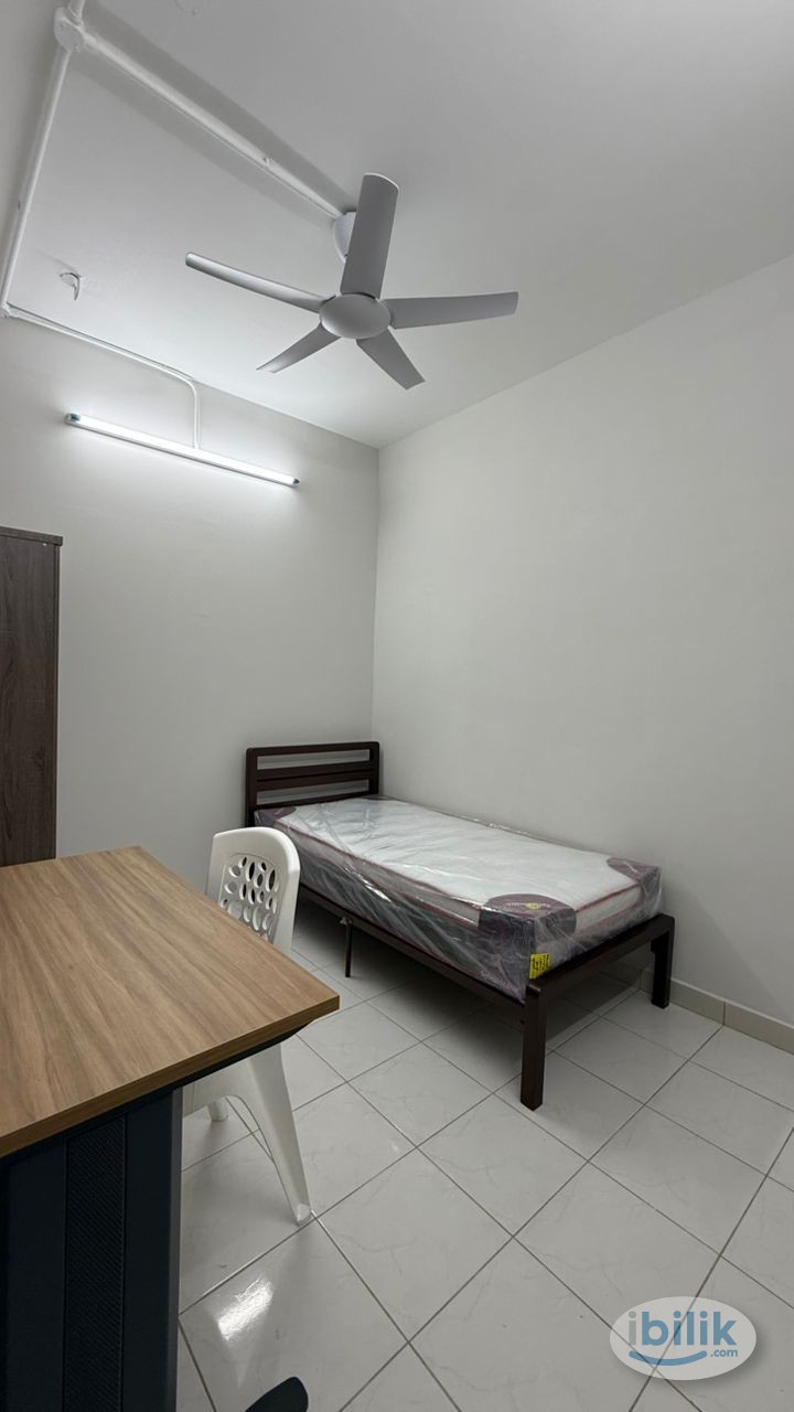 Middle Room at Lagoon View, Bandar Sunway - Image 1