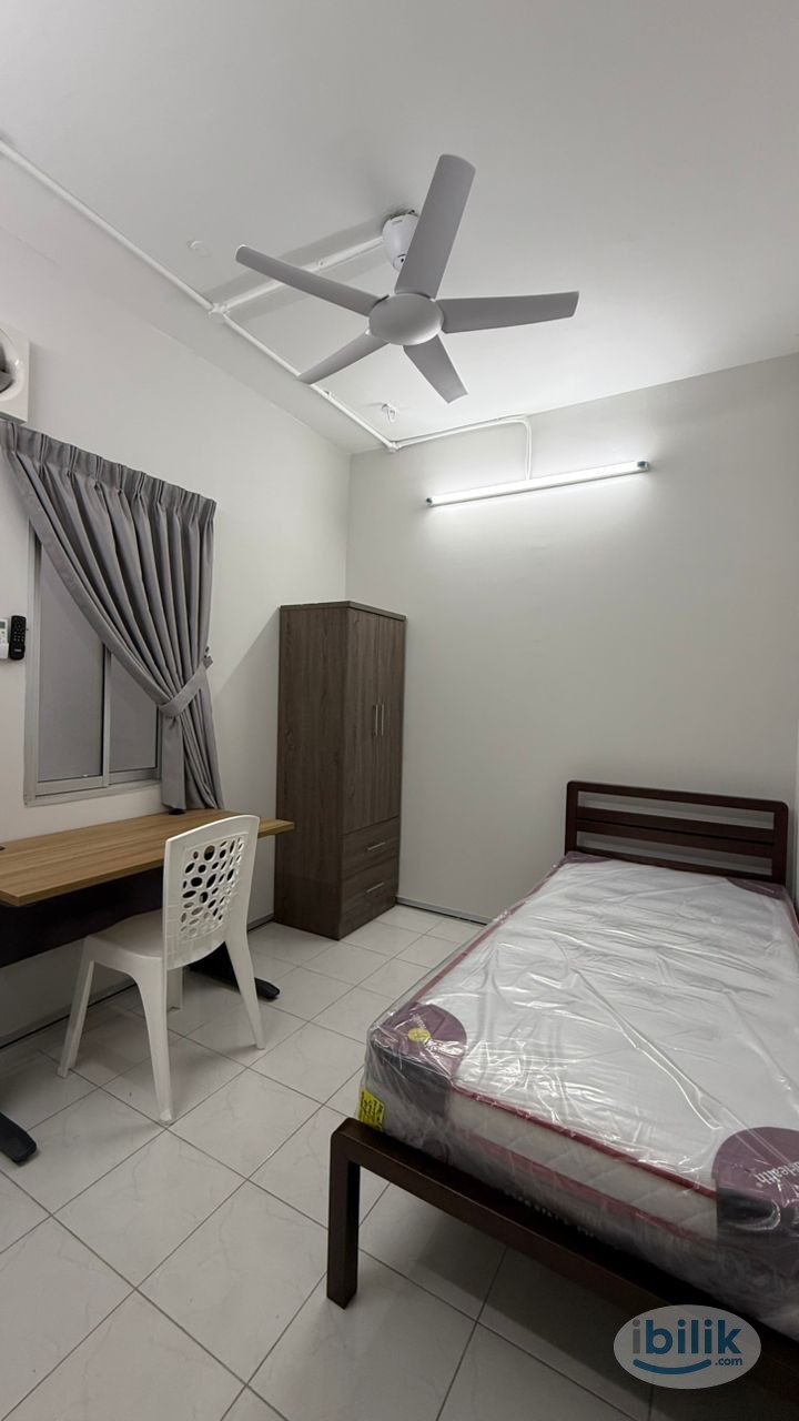 Middle Room at Lagoon View, Bandar Sunway - Image 2