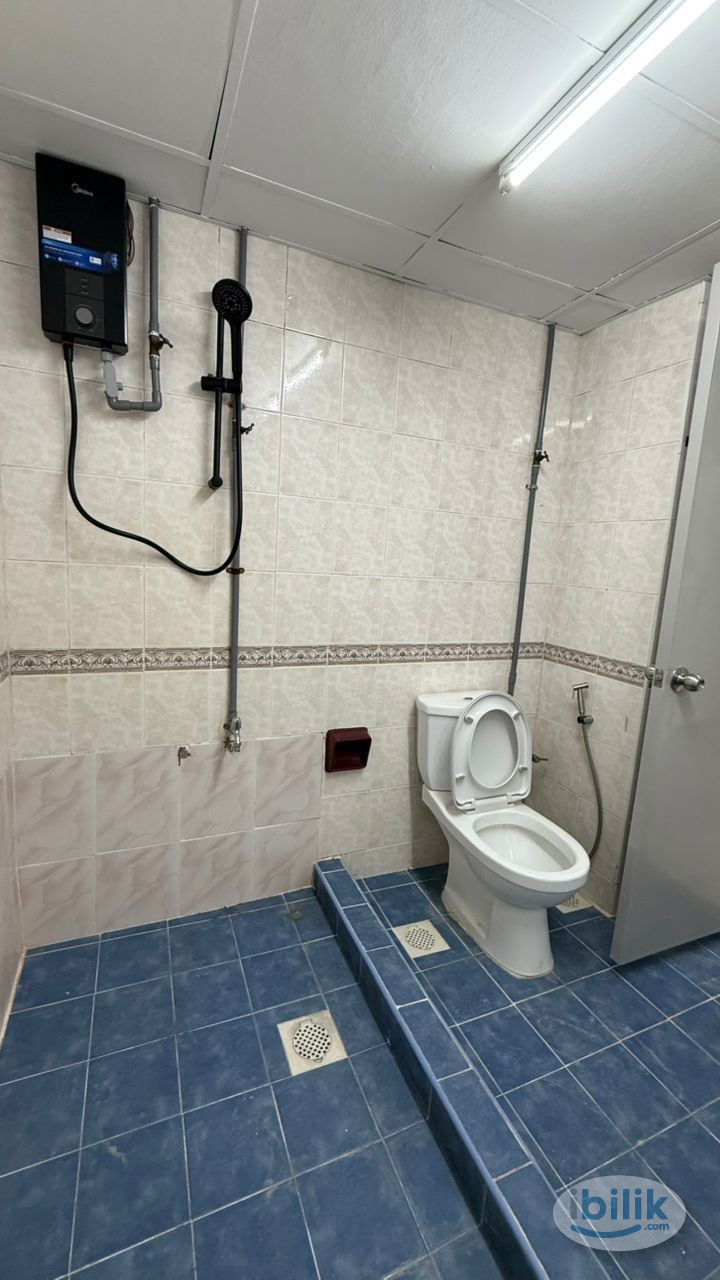 Middle Room at Lagoon View, Bandar Sunway - Image 3