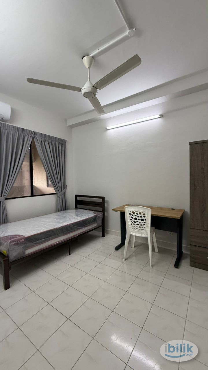 Middle Room at Lagoon View, Bandar Sunway - Image 1