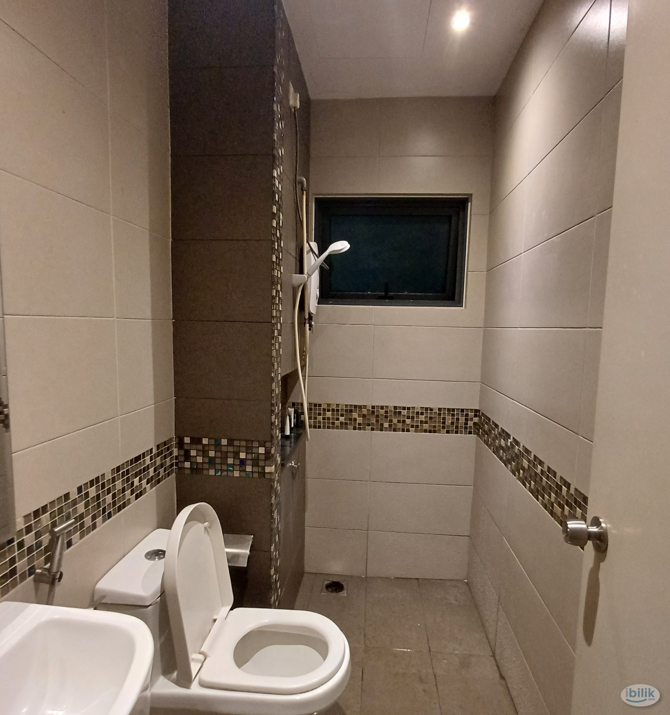 Ultra-Comfortable Queen Bedroom for Rent in The Vyne Sungai Besi KL - Image 4