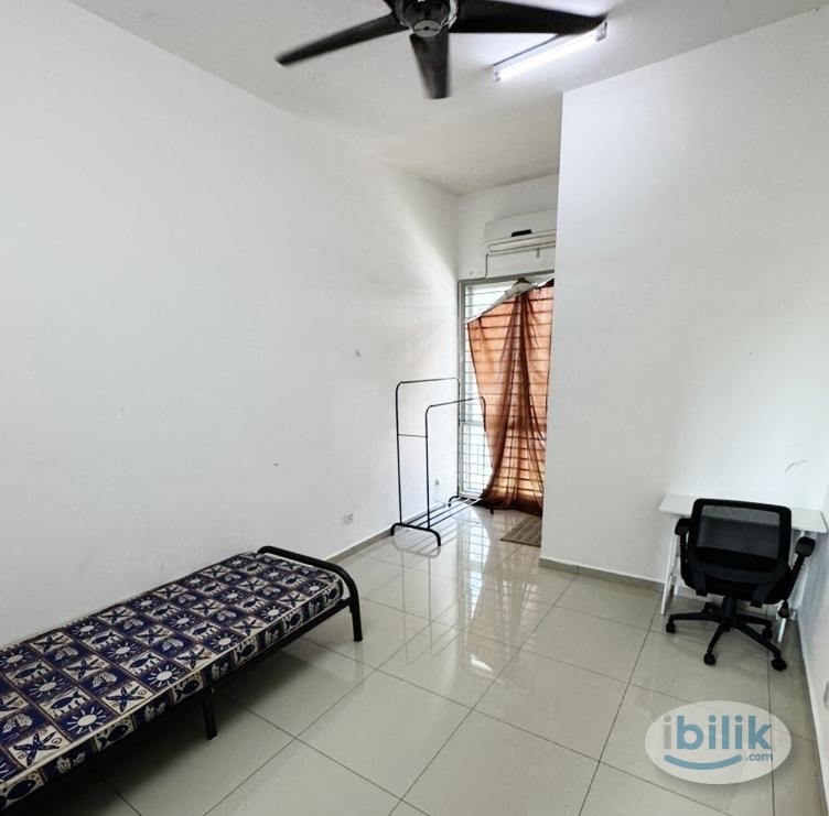 😱‼️SPACIOUS ROOM WITH PRIVATE BATHROOM IN BANDAR BOTANIC ‼️😱 - Image 4