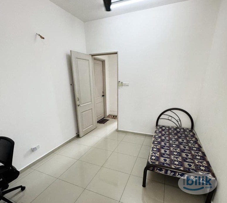 😱‼️SPACIOUS ROOM WITH PRIVATE BATHROOM IN BANDAR BOTANIC ‼️😱 - Image 1