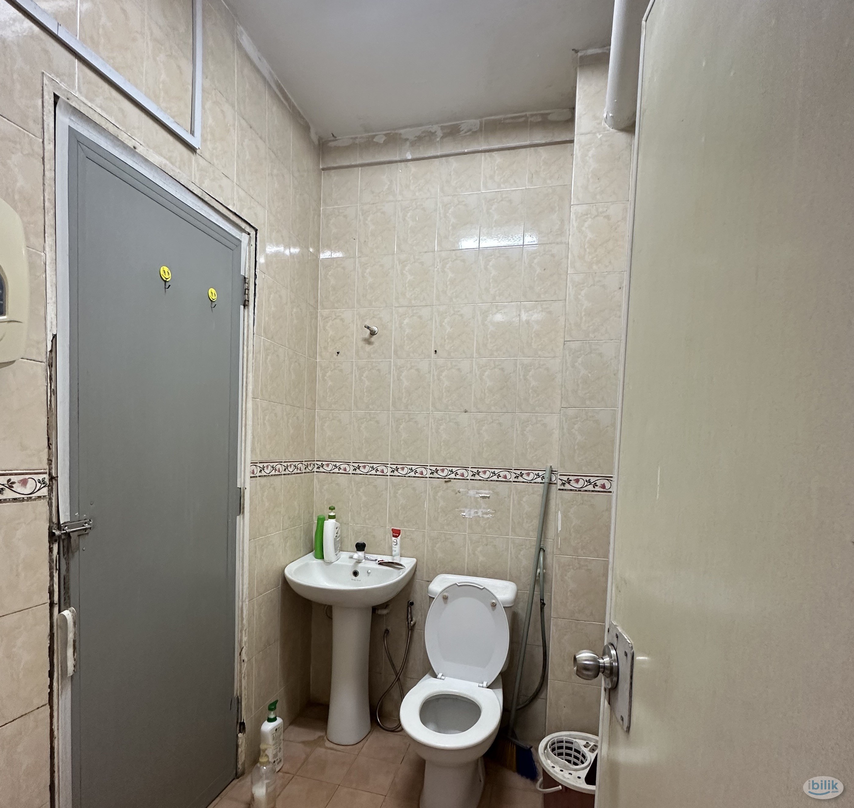 😱‼️SPACIOUS ROOM WITH PRIVATE BATHROOM IN BANDAR BOTANIC ‼️😱 - Image 2