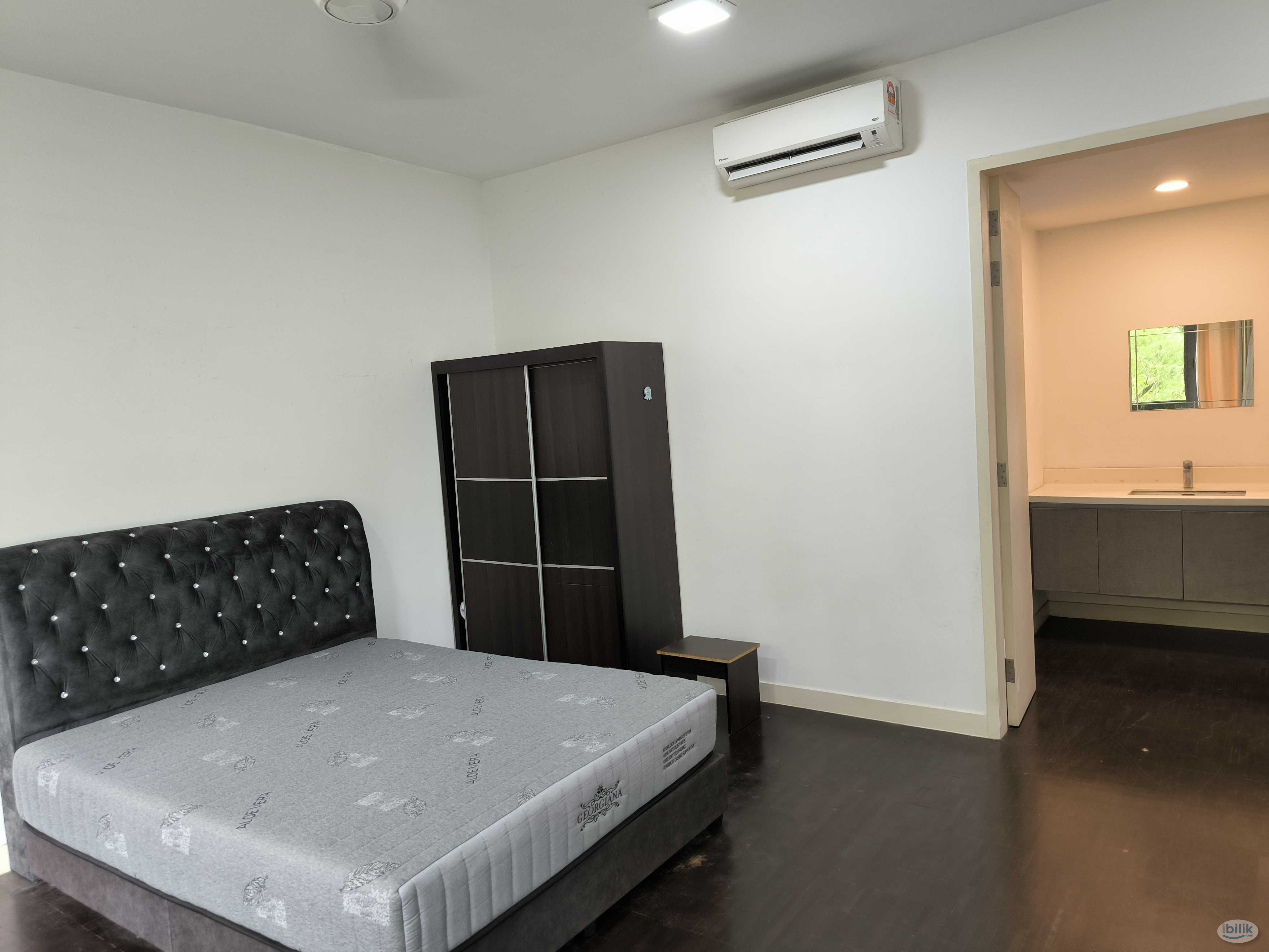 Extra big Master Room at Windows On The Park, Bandar Tun Hussein Onn - Image 5
