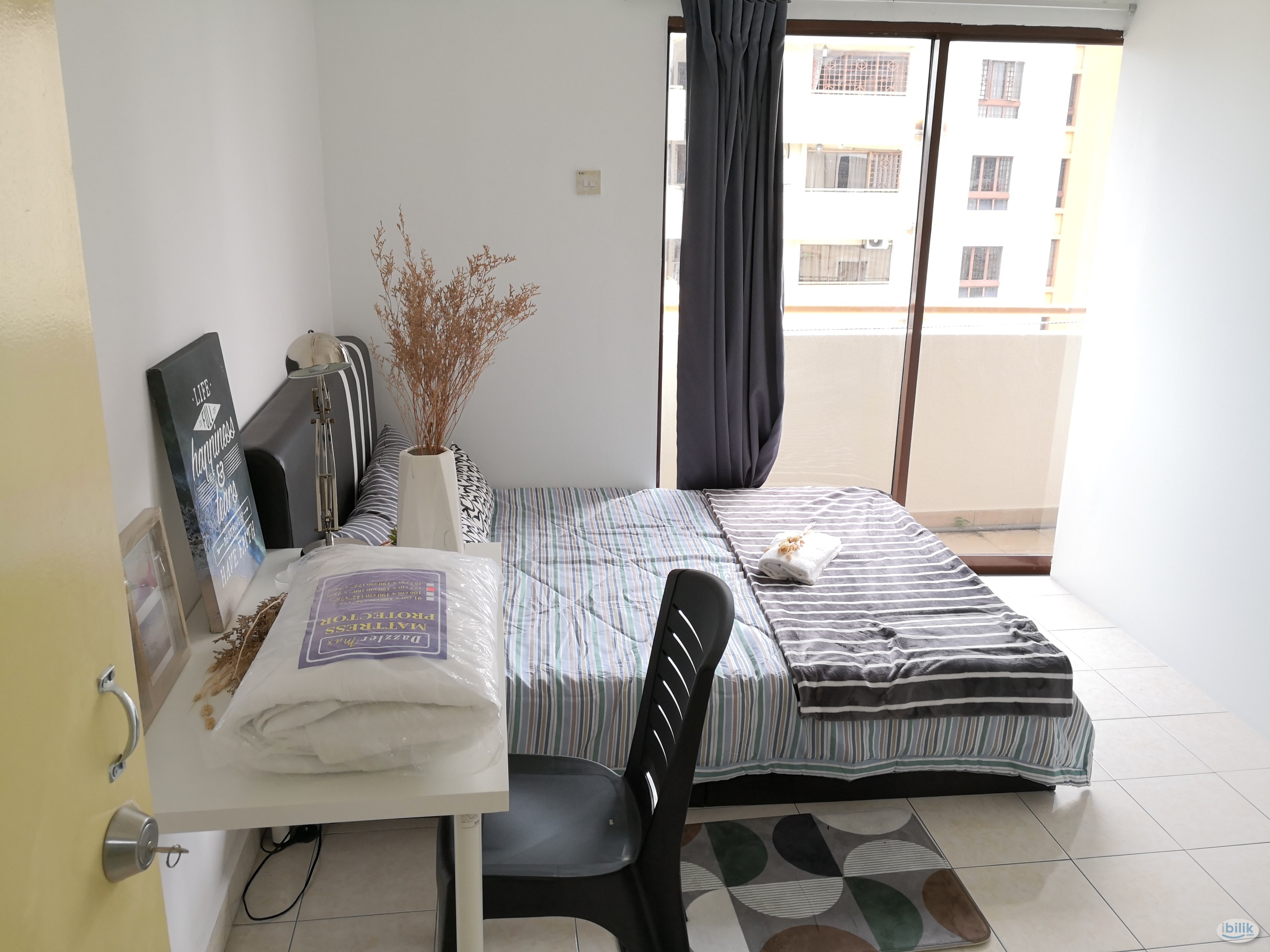 Middle Room with Balcony @ Kota Damansara - Image 2