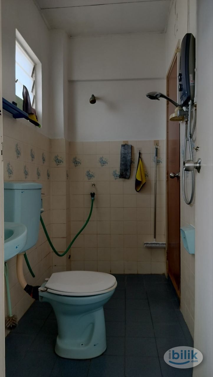 Middle Room at PJS 9, Bandar Sunway - Image 4