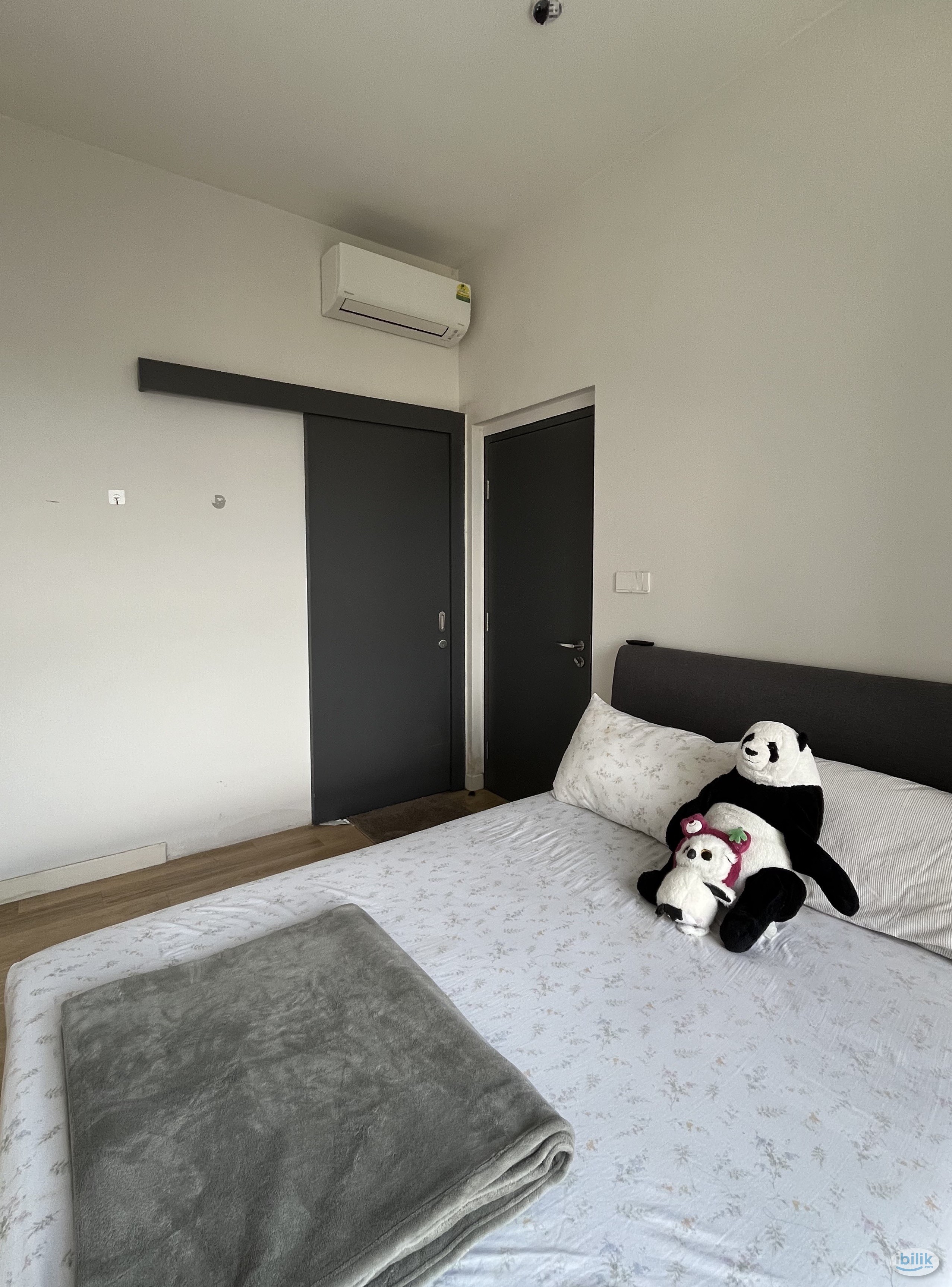 Atwater Residence Master Bedroom for Rent! (1 carpark included) - Image 3