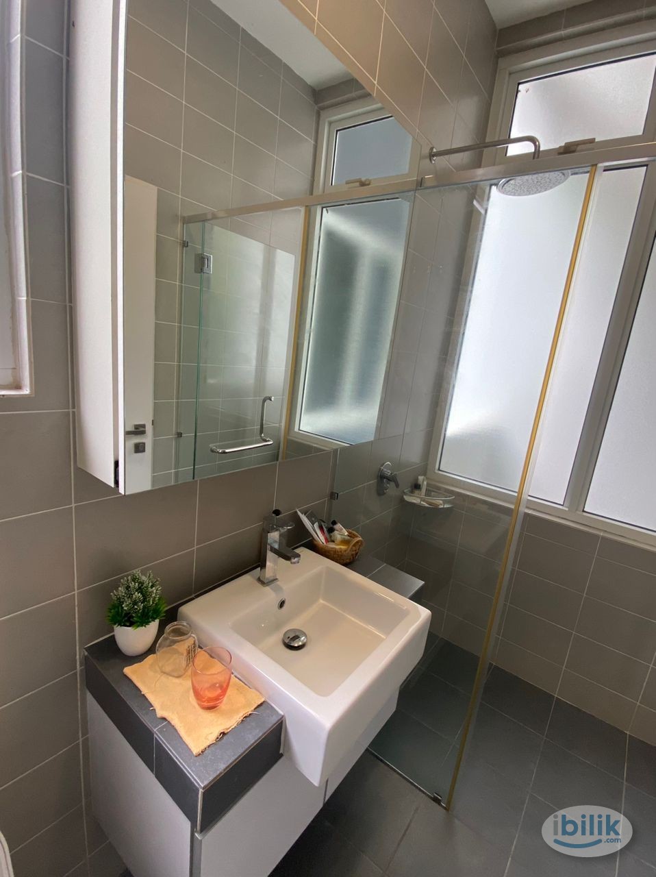 Spacious Private Room with Attached Bathroom - Image 4