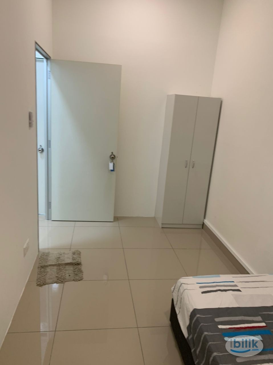 Air cond Single Big Room at Saville @ D'Lake, Puchong-Nearby 5-10 min driving Puchong Utama, Cyberjaya , 5min drive  - Image 1