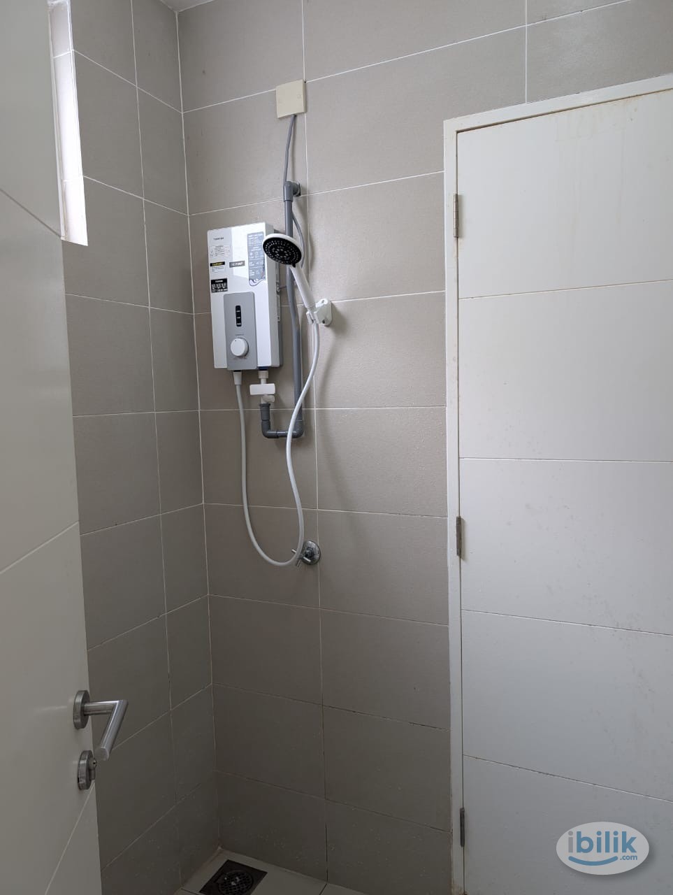 Middle room for rent. Kindly WhatsApp me for more info. Thanks - Image 1