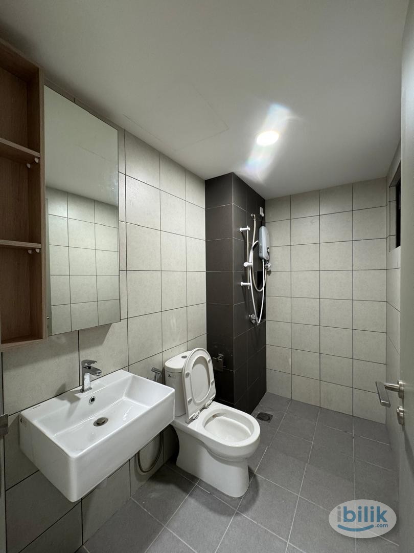 Middle Room at D'Vervain Residence, Damansara Perdana, Menara Gamuda, The Curve, IPC Mall Ikea, MRT Mutiara Damansar - Image 5