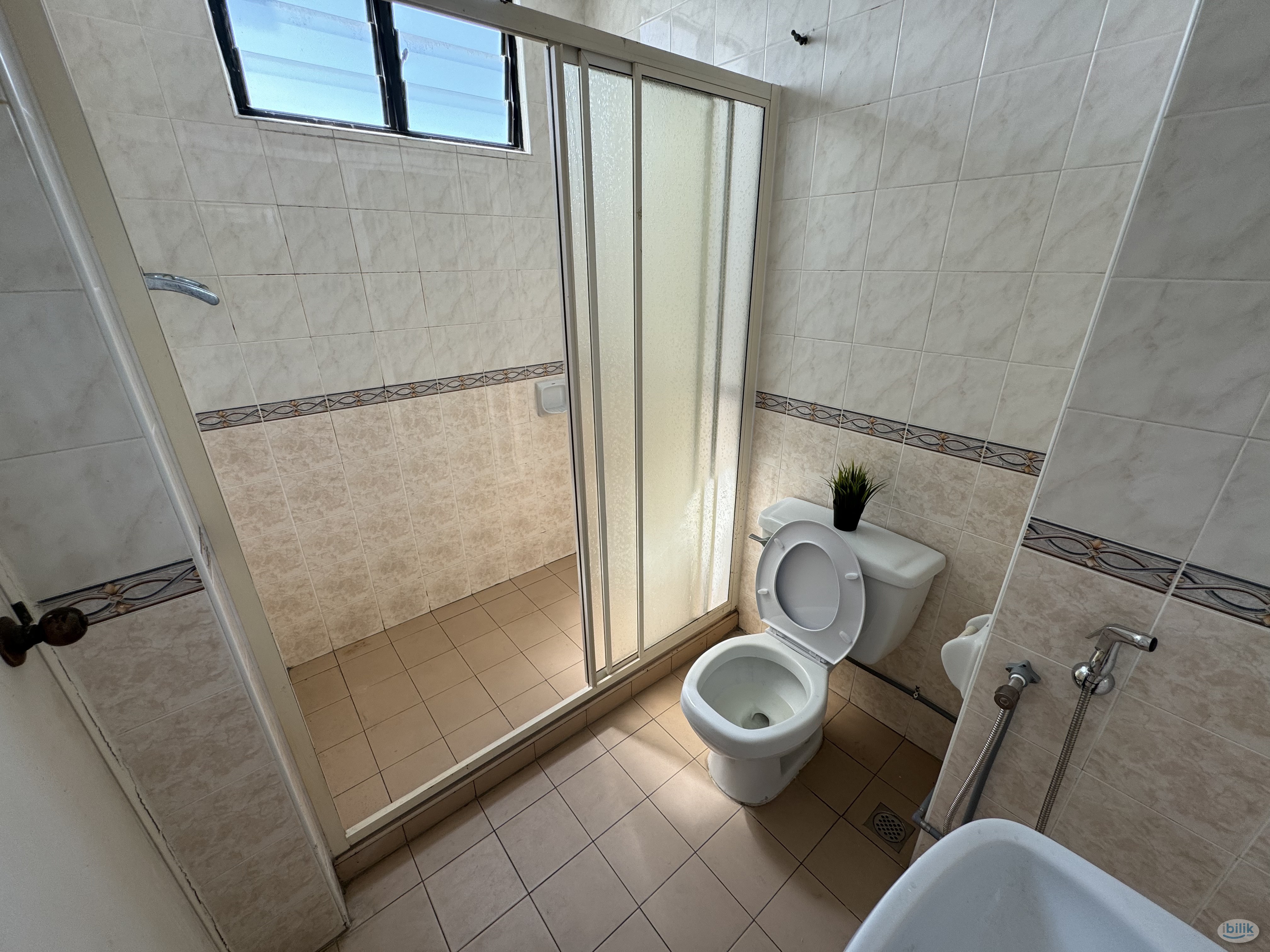 SPACIOUS ROOM WITH OWN BATHROOM @ Sri Pangkor Condominium  - Image 3