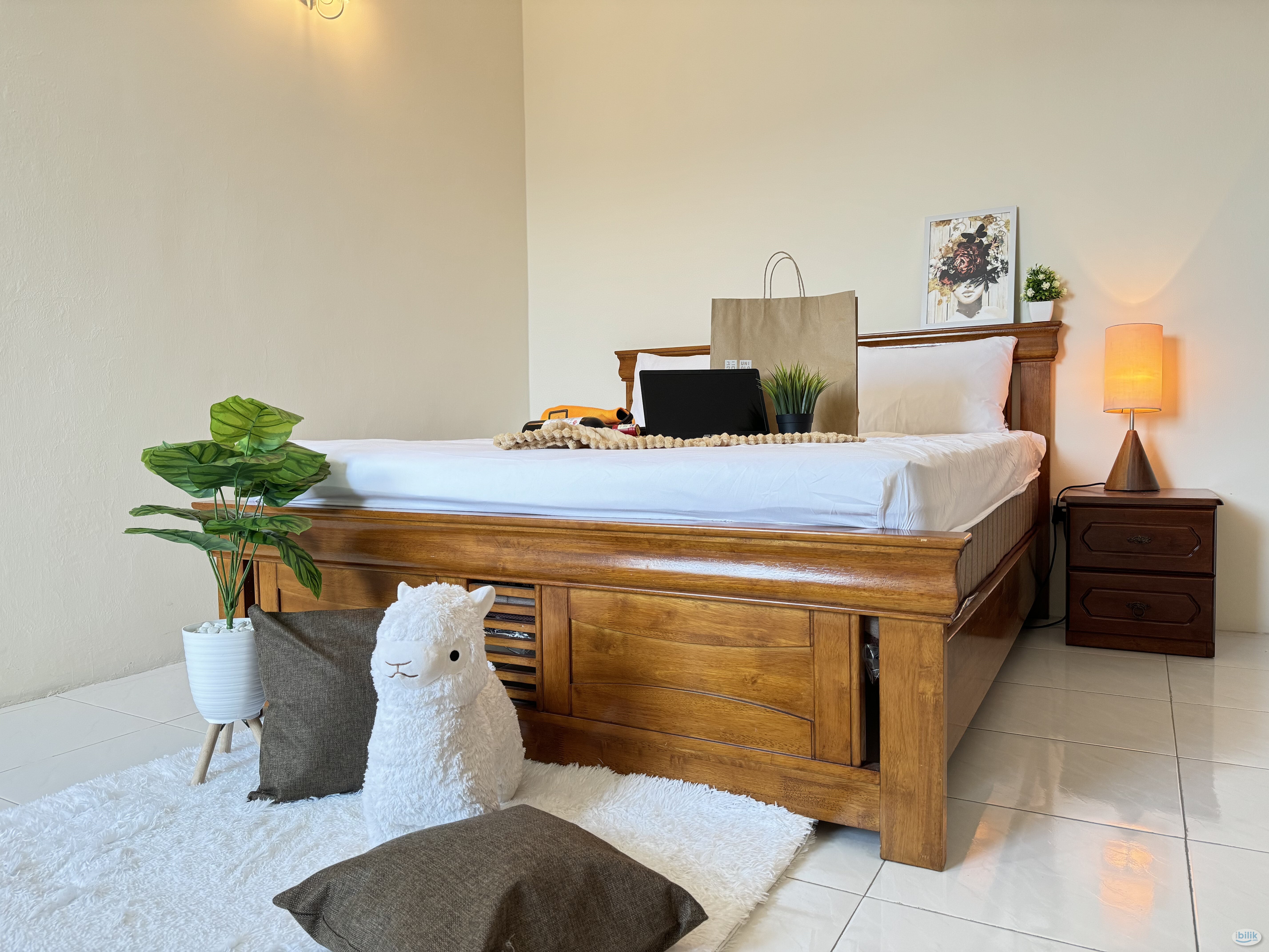 SPACIOUS ROOM WITH OWN BATHROOM @ Sri Pangkor Condominium  - Image 1