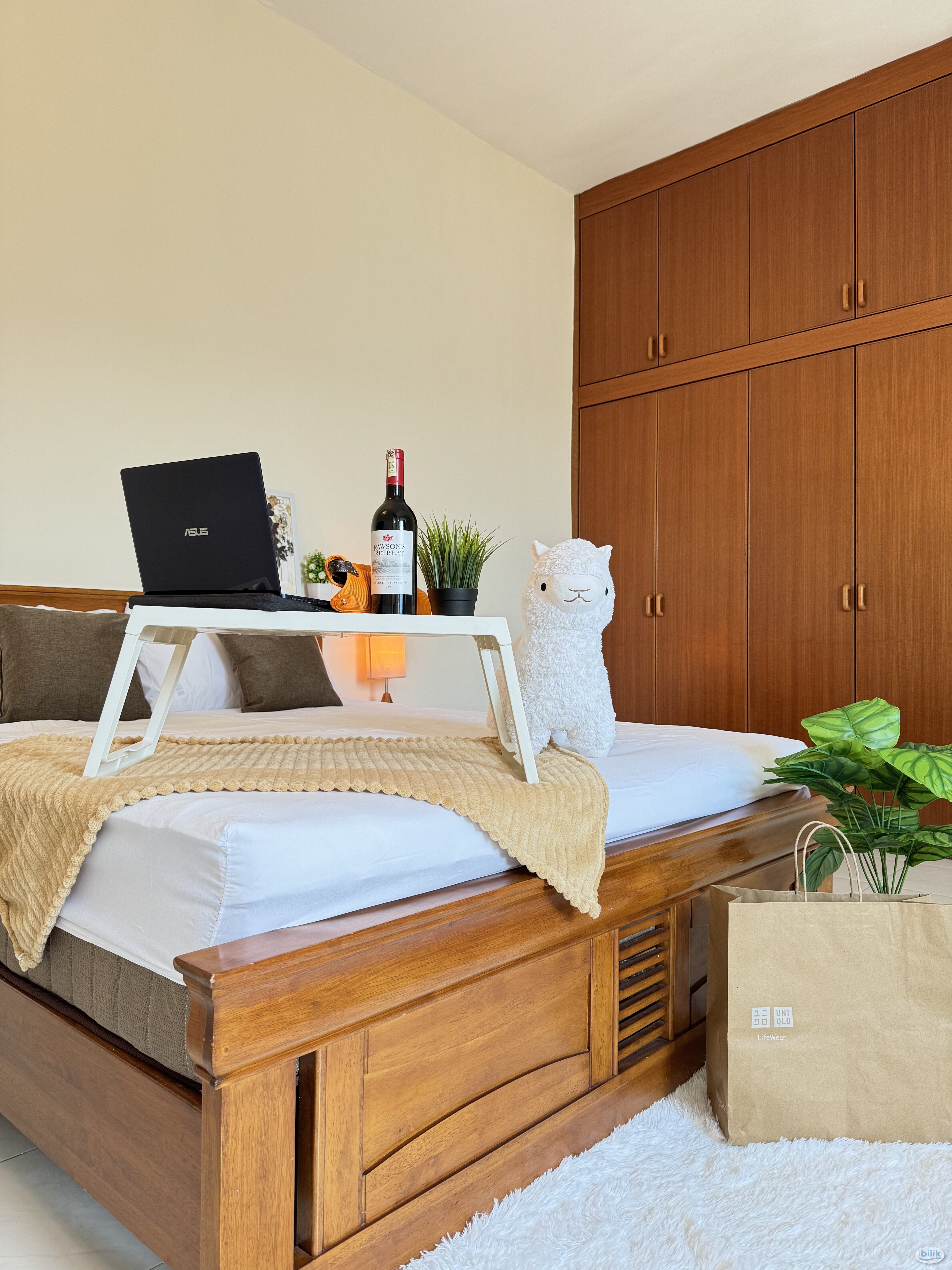 SPACIOUS ROOM WITH OWN BATHROOM @ Sri Pangkor Condominium  - Image 2