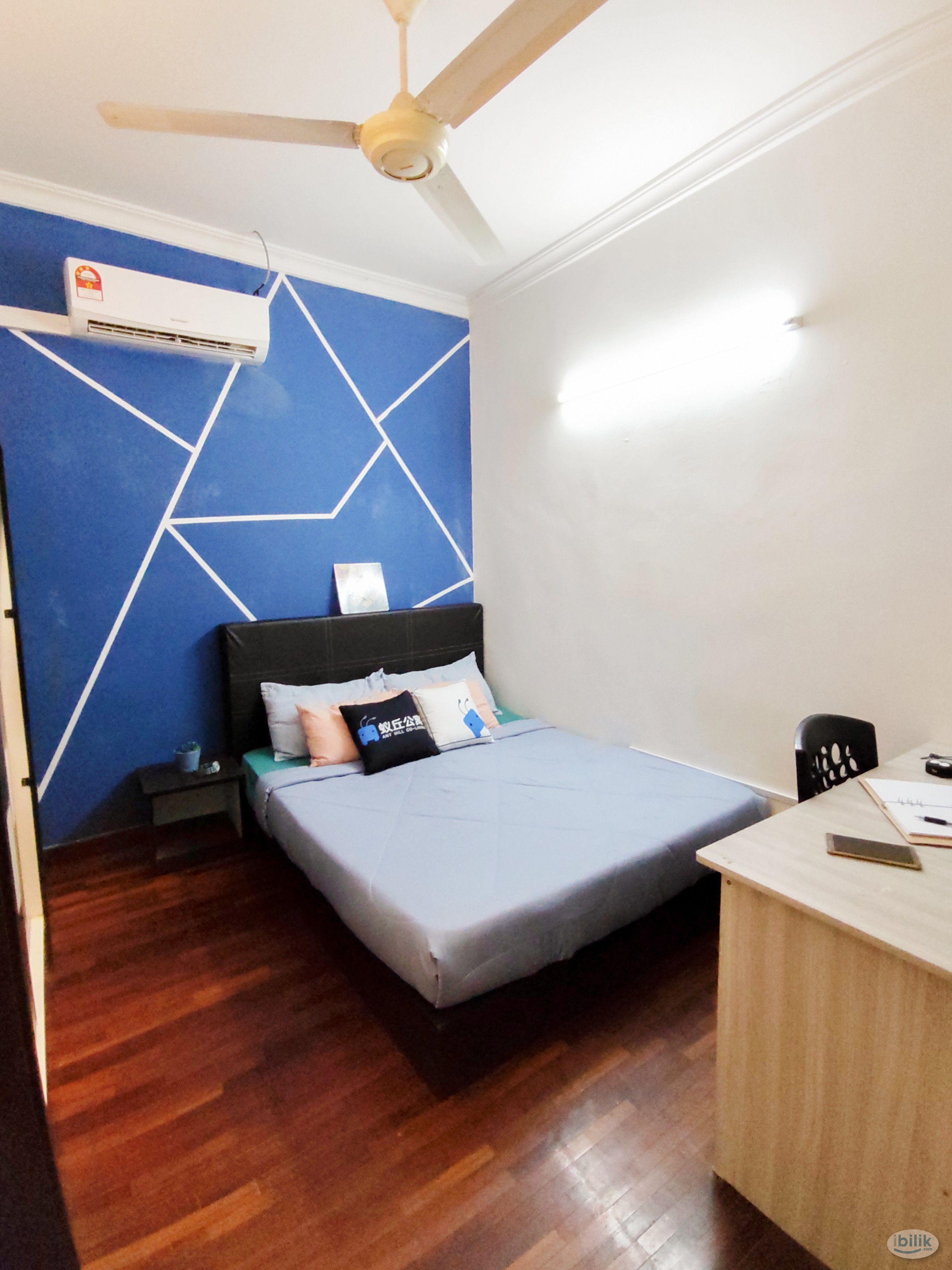 Queen bed with air cond，@ Subang Bestari ,walking to Help Campus !Near to Kota Damansara, Segi college ,Subang Airport,  - Image 1