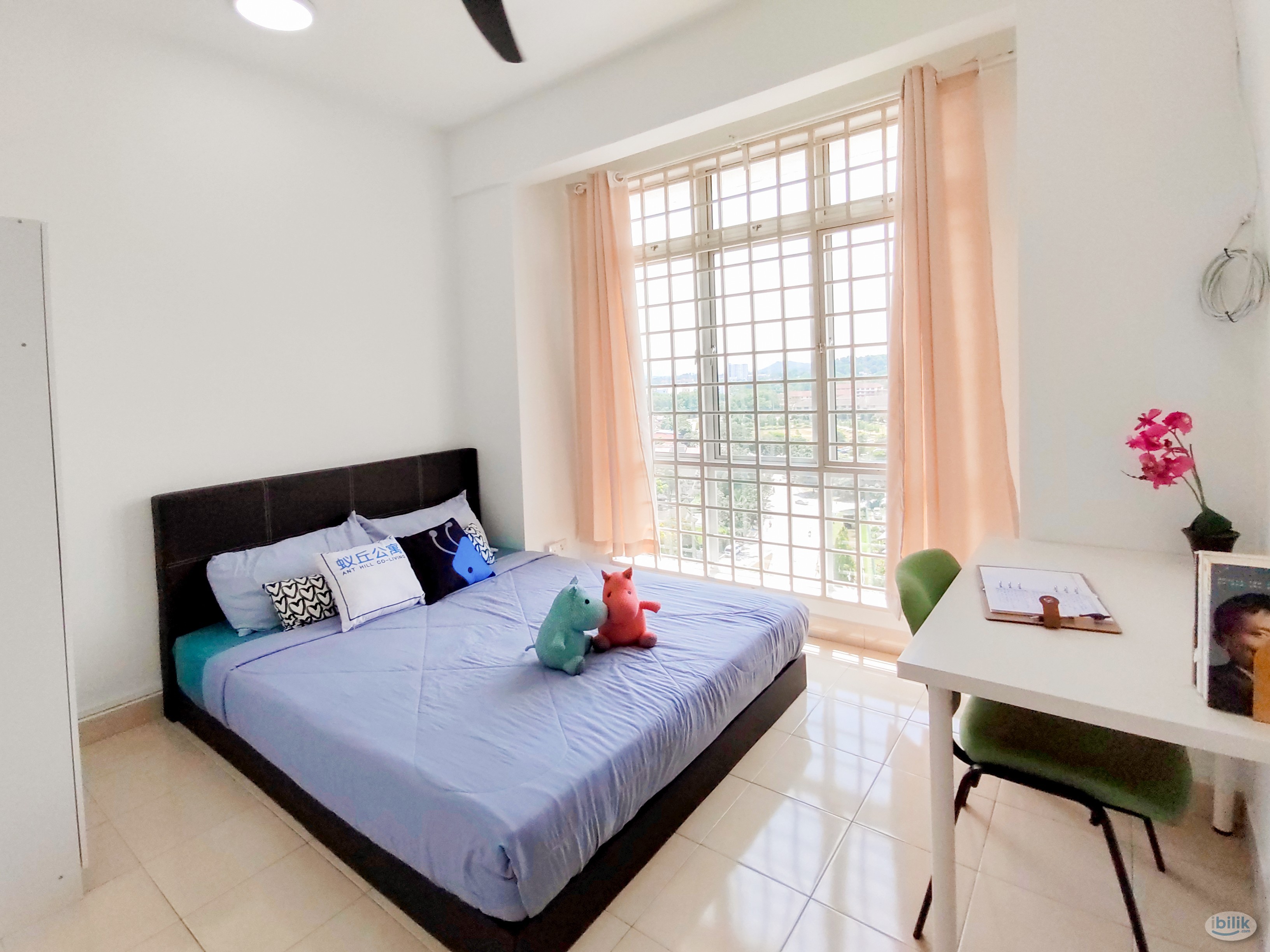 Queen Bed Medium Room with Window ，& A/C @ Subang Bestari,NEar to PJ,Shah Alam, Sg Buloh, Near Help campus , Subang Airp - Image 1