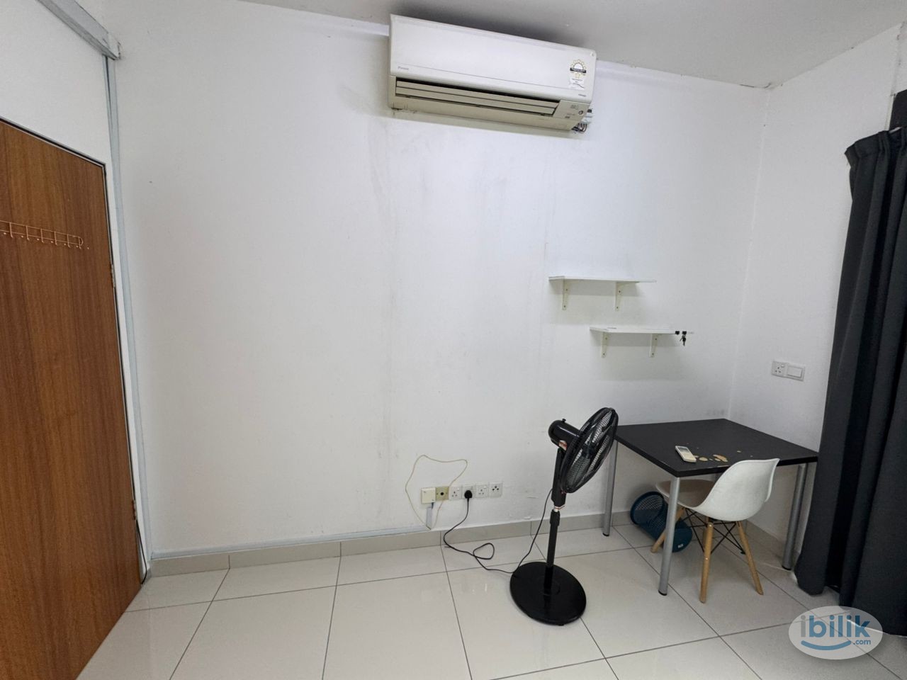Link with MRT !! Balcony Medium Queen Bed Room with stand fan,window and AC - Image 2