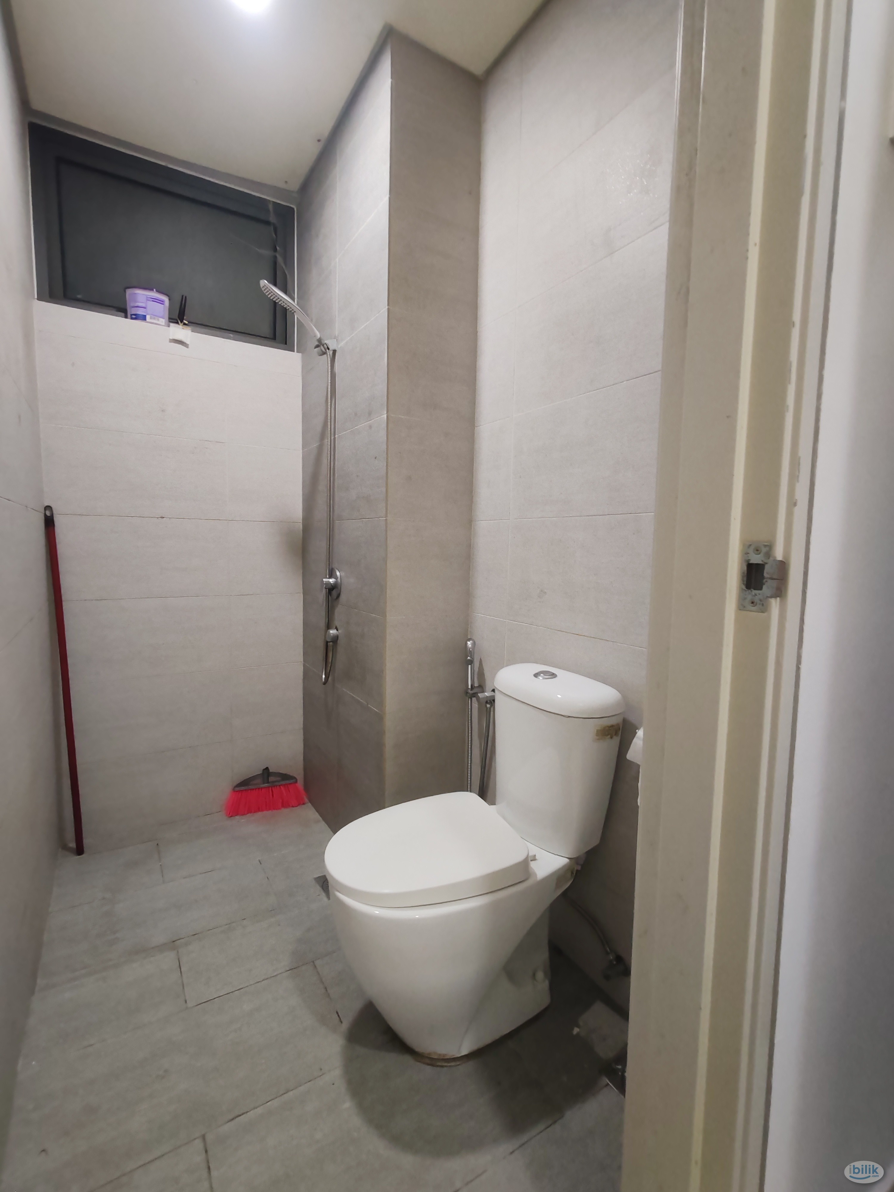Walk to MRT !! Queen Bed BATHROOM Master Room with Window & AC Only,,@ Taman Connaught , Help University, Maluri,Cheras - Image 2