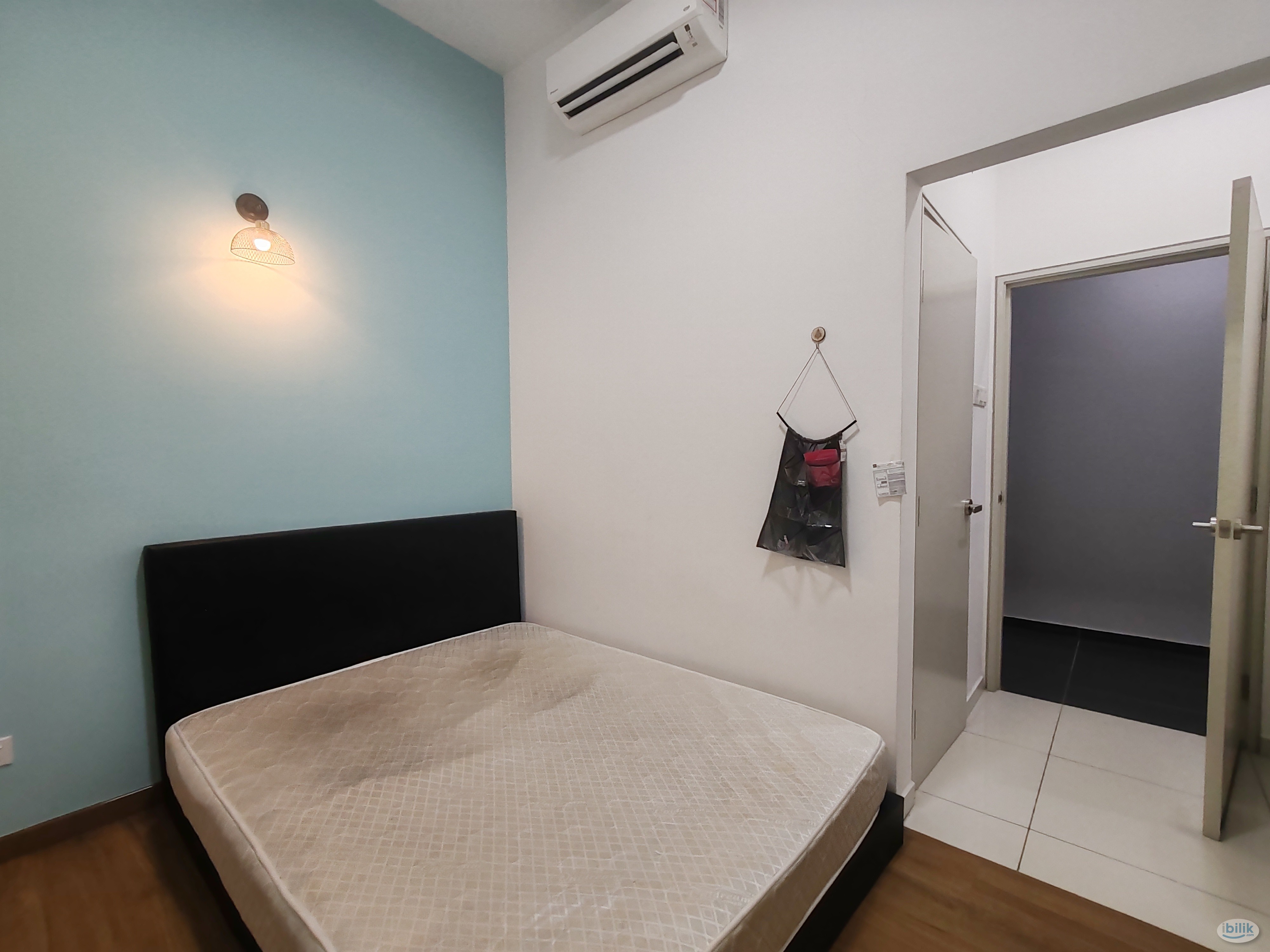 Walk to MRT !! Queen Bed BATHROOM Master Room with Window & AC Only,,@ Taman Connaught , Help University, Maluri,Cheras - Image 3