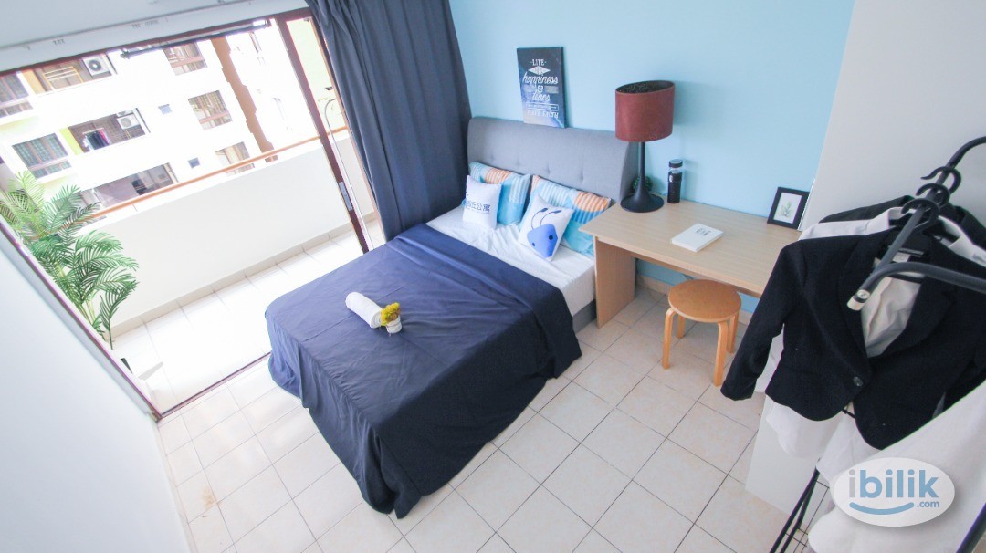 Lowest Price walk to MRT !!, Queen Bed Balcony Room with Window &A/C@ Kota Damansara,,MRT Surian,Ara Damansara , Shah Al - Image 1