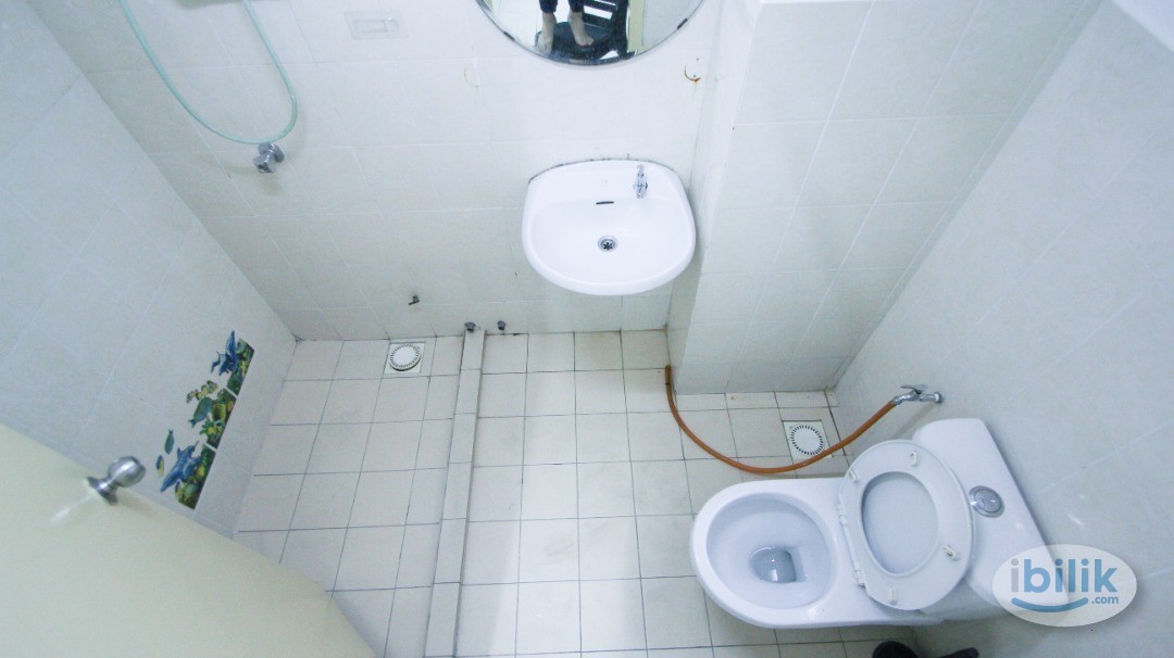 Lowest Price walk to MRT !!, Queen Bed Balcony Room with Window &A/C@ Kota Damansara,,MRT Surian,Ara Damansara , Shah Al - Image 5