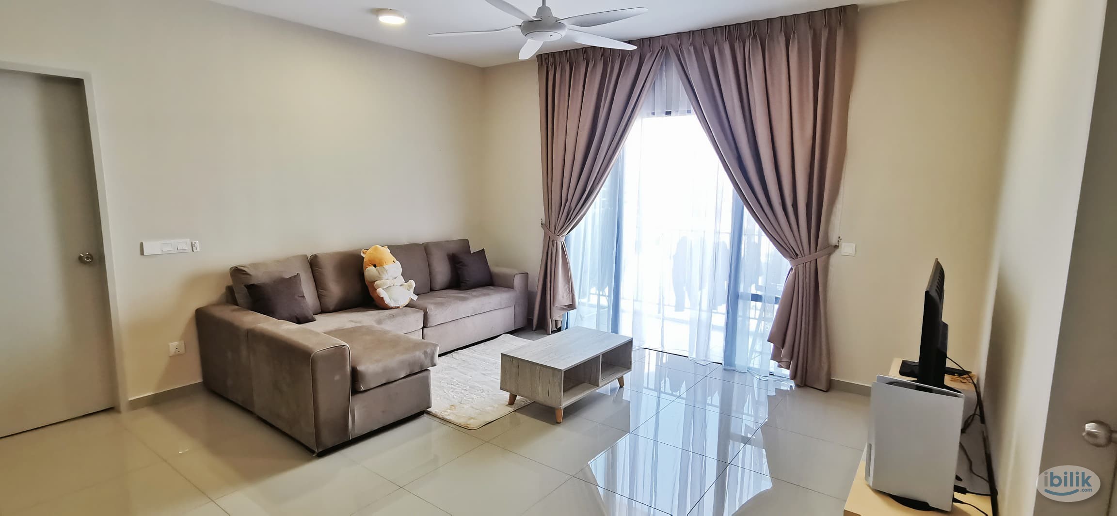 Middle Room at Huni Residence, Setia Alam - Image 1