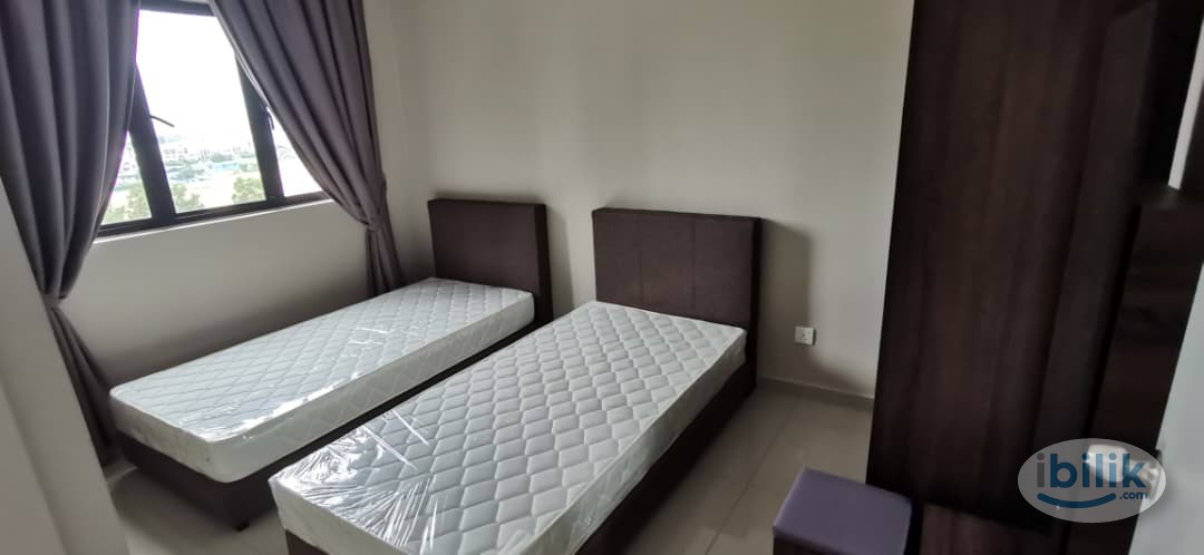 Middle Room at Huni Residence, Setia Alam - Image 5