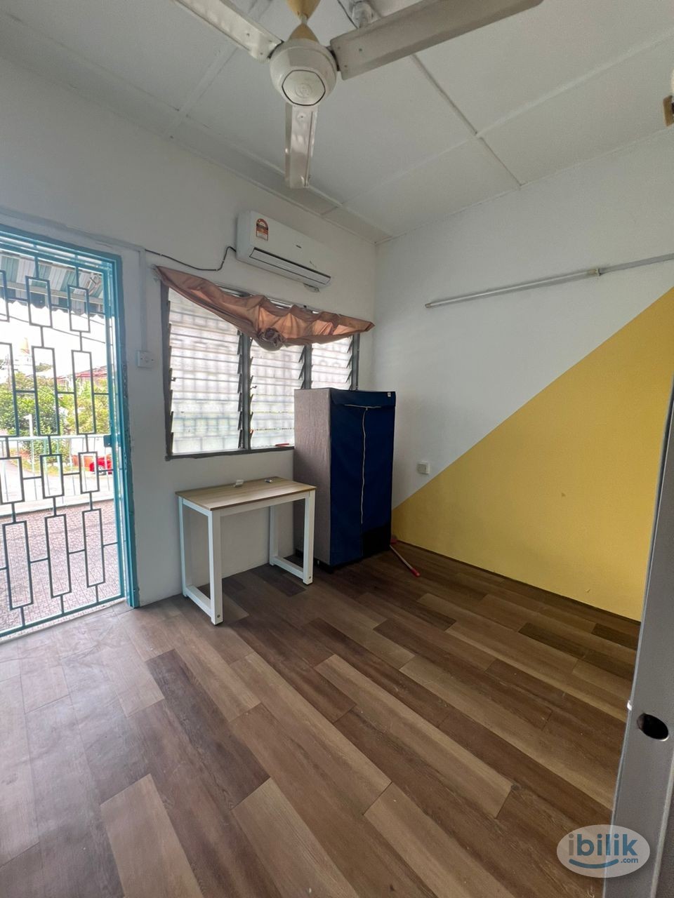 5min walk to LRT Taman Bahagia | Room with Balcony @ SS2 - Image 1