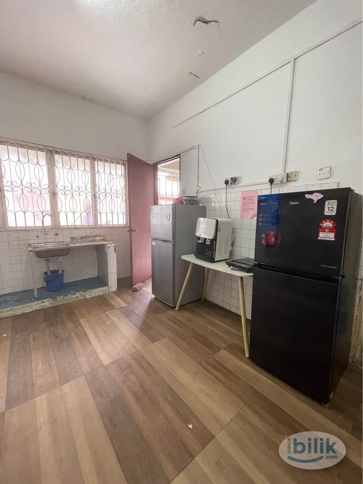 5min walk to LRT Taman Bahagia | Room with Balcony @ SS2 - Image 4