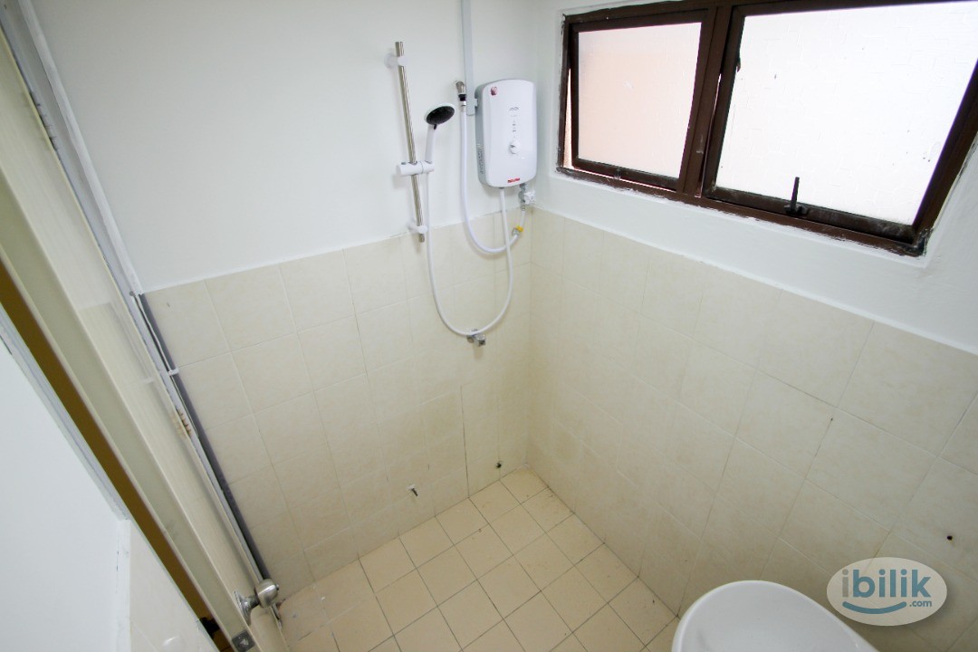 walk to MRT !! Master Room Private Bathroom with Window,, & A/C @, Kota Damansara, MRT Surian,Ara Damansara , Shah Alam, - Image 4