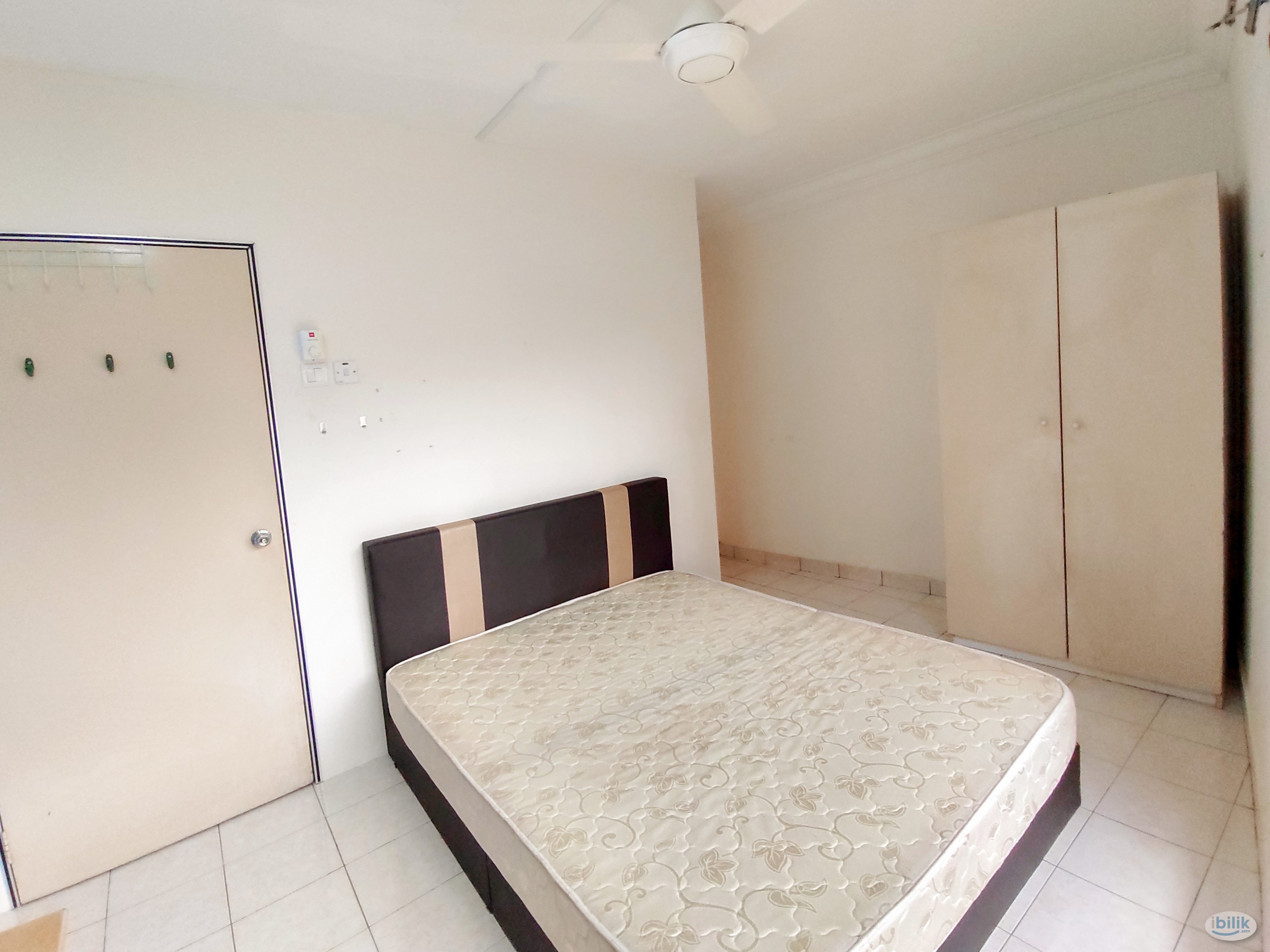 Walk to MRT !! Queen Bed Medium Room with Window & A/C@Kota ,Damansara,MRT Surian,Ara Damansara , Shah Alam, Sungai Bulo - Image 1