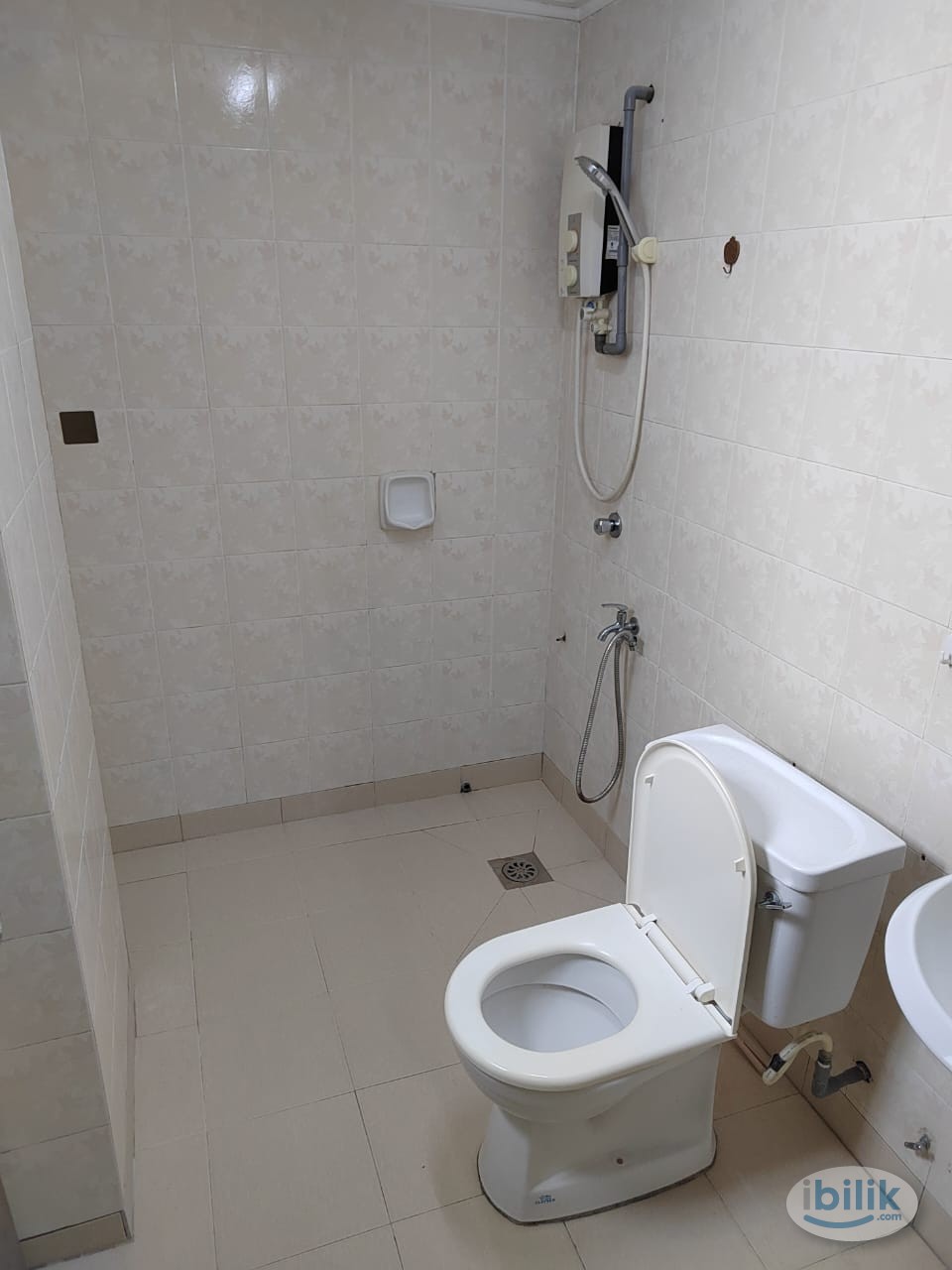 Medium Room with fans only @ Ara Damansara ,5 Min Walk To LRT ,Near to Grocery ,shop,Mall, Subang Airport - Image 4