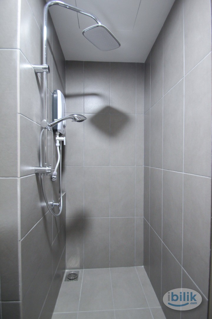 Walk to Train !! Middle Room with window & ac @ Seri Kembangan,Sungai Besi, ,The mines, Sungai Besi - Image 5